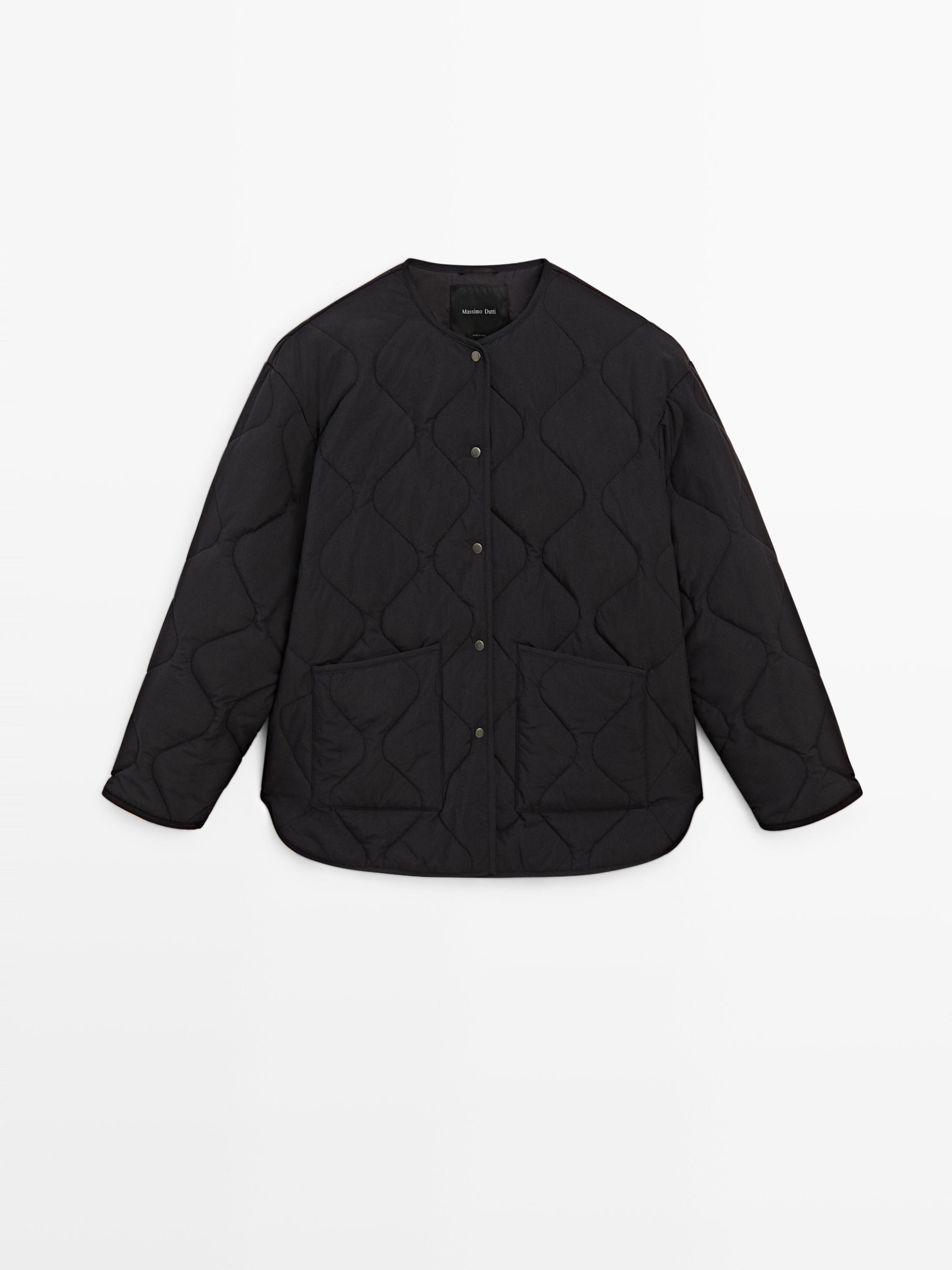 Vorderansicht einer schwarzen Steppjacke mit Knopfverschluss und Fronttaschen.