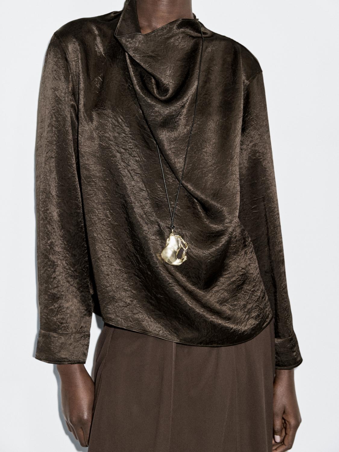 Blusa fluida com gola drapeada