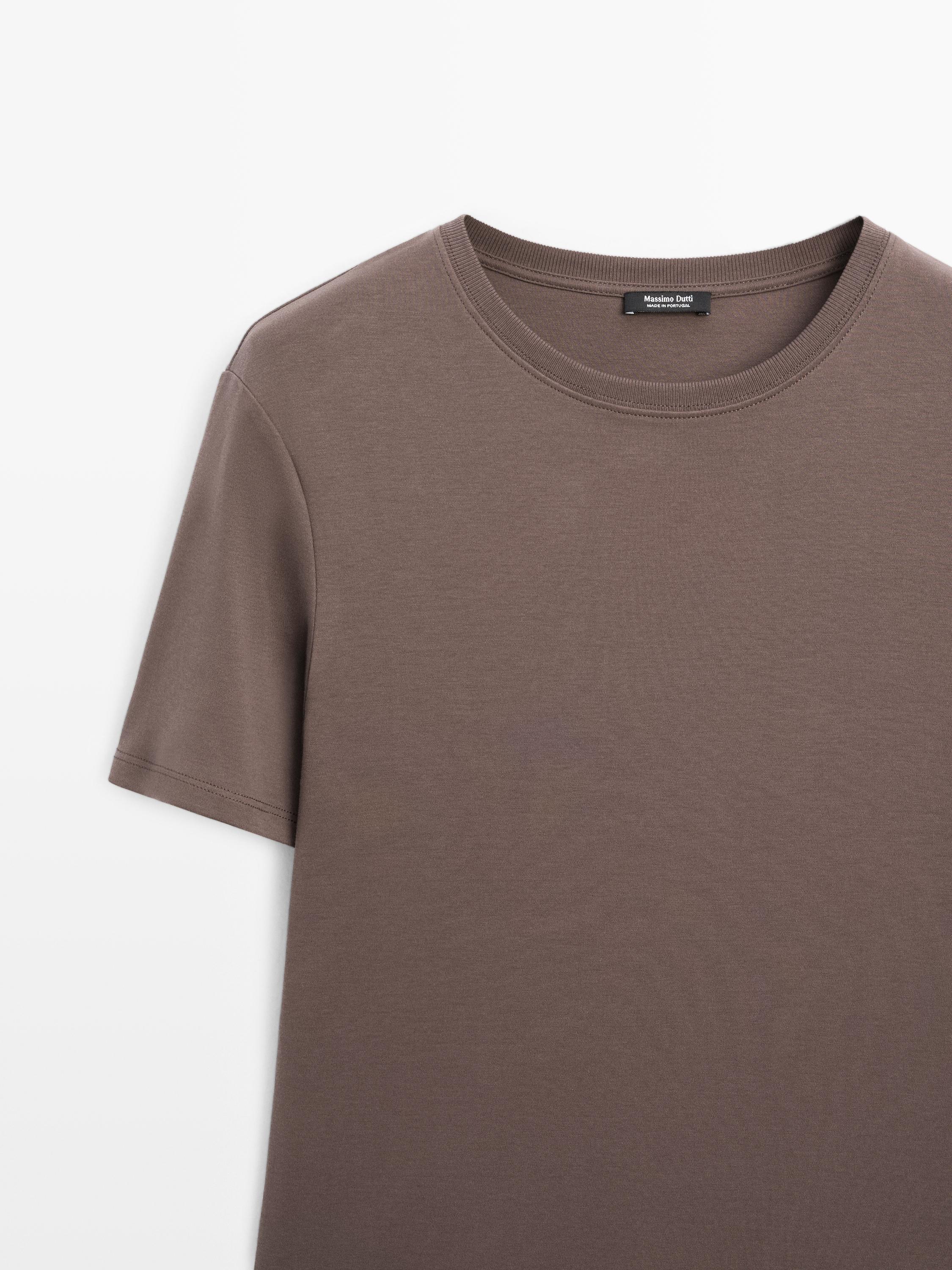 Крупный план футболки цвета норки с короткими рукавами и круглым вырезом.