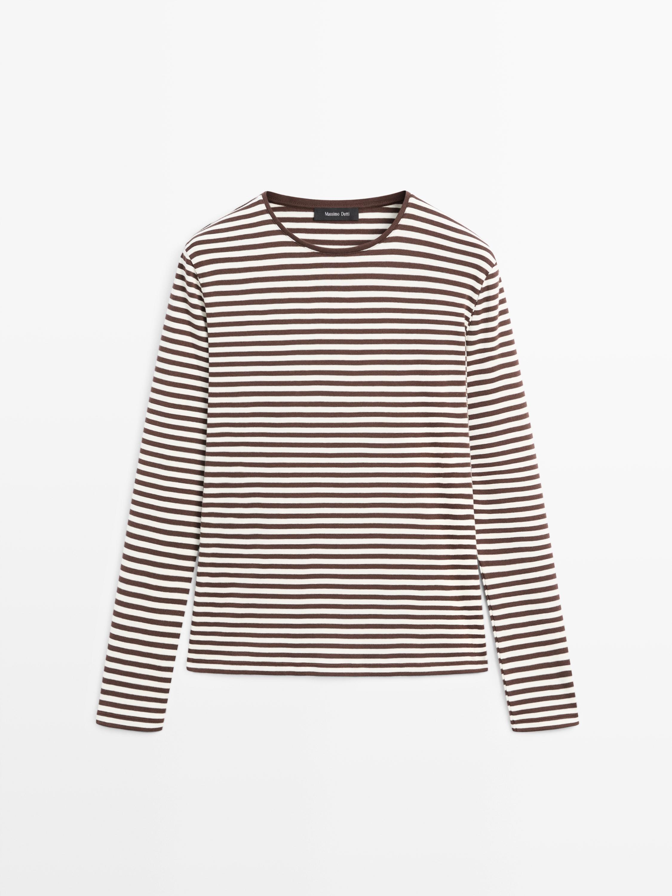 Kaus lengan panjang bergaris dengan detail kontras