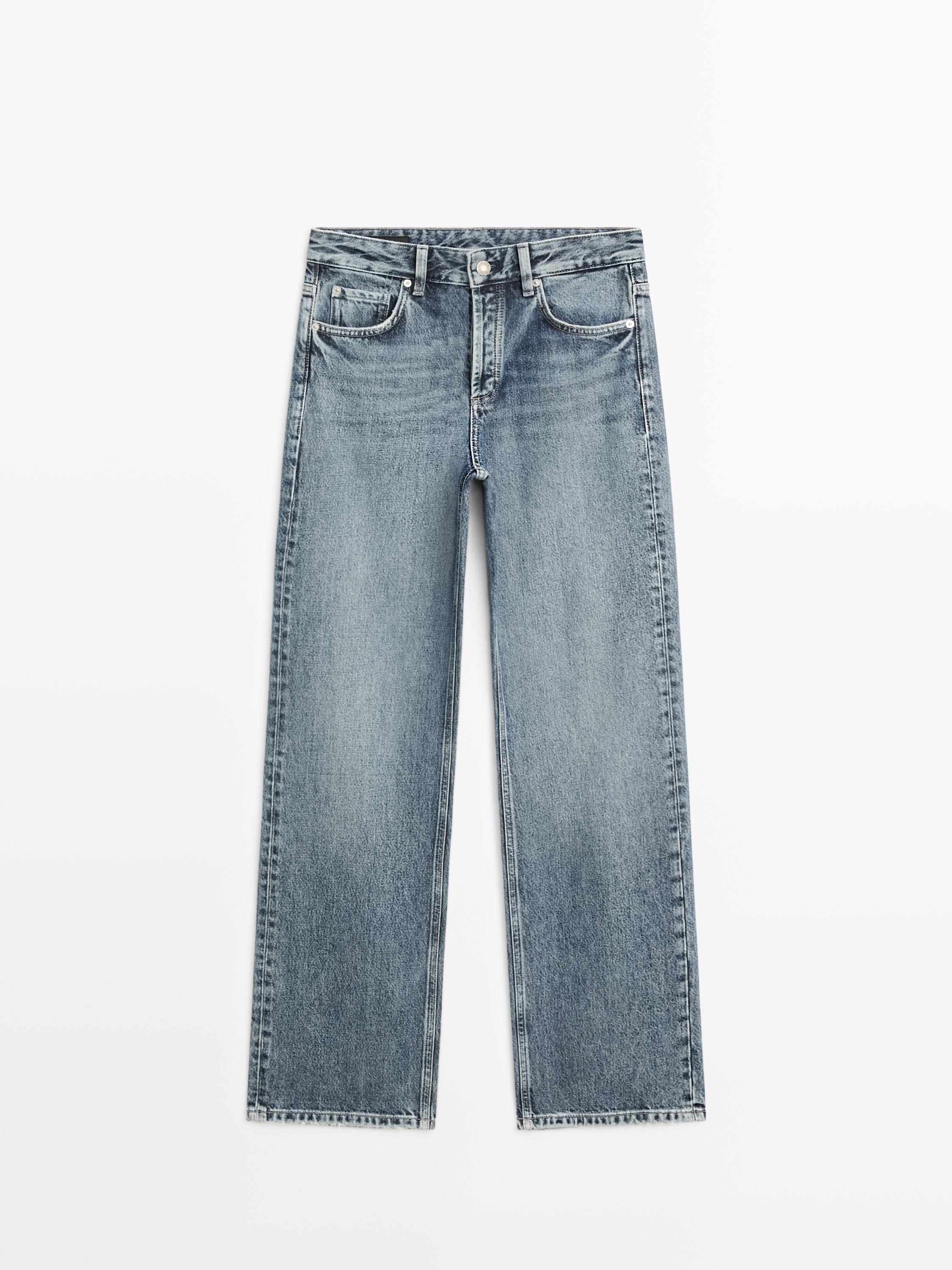 Vooraanzicht van lichtblauwe wide-leg jeans met middelhoge taille en voor- en achterzakken.