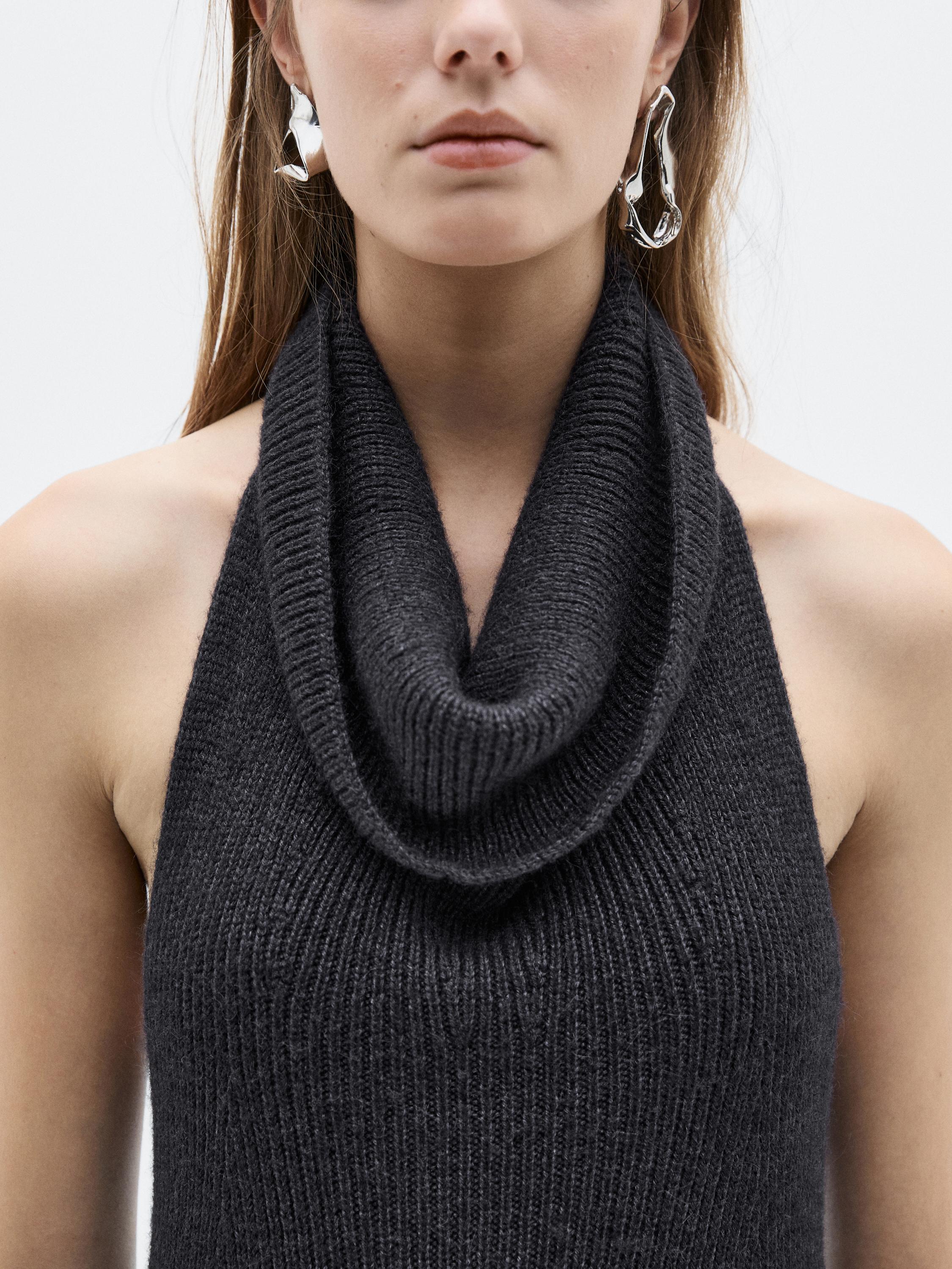 Plano medio de colo halter negro de punto groso.