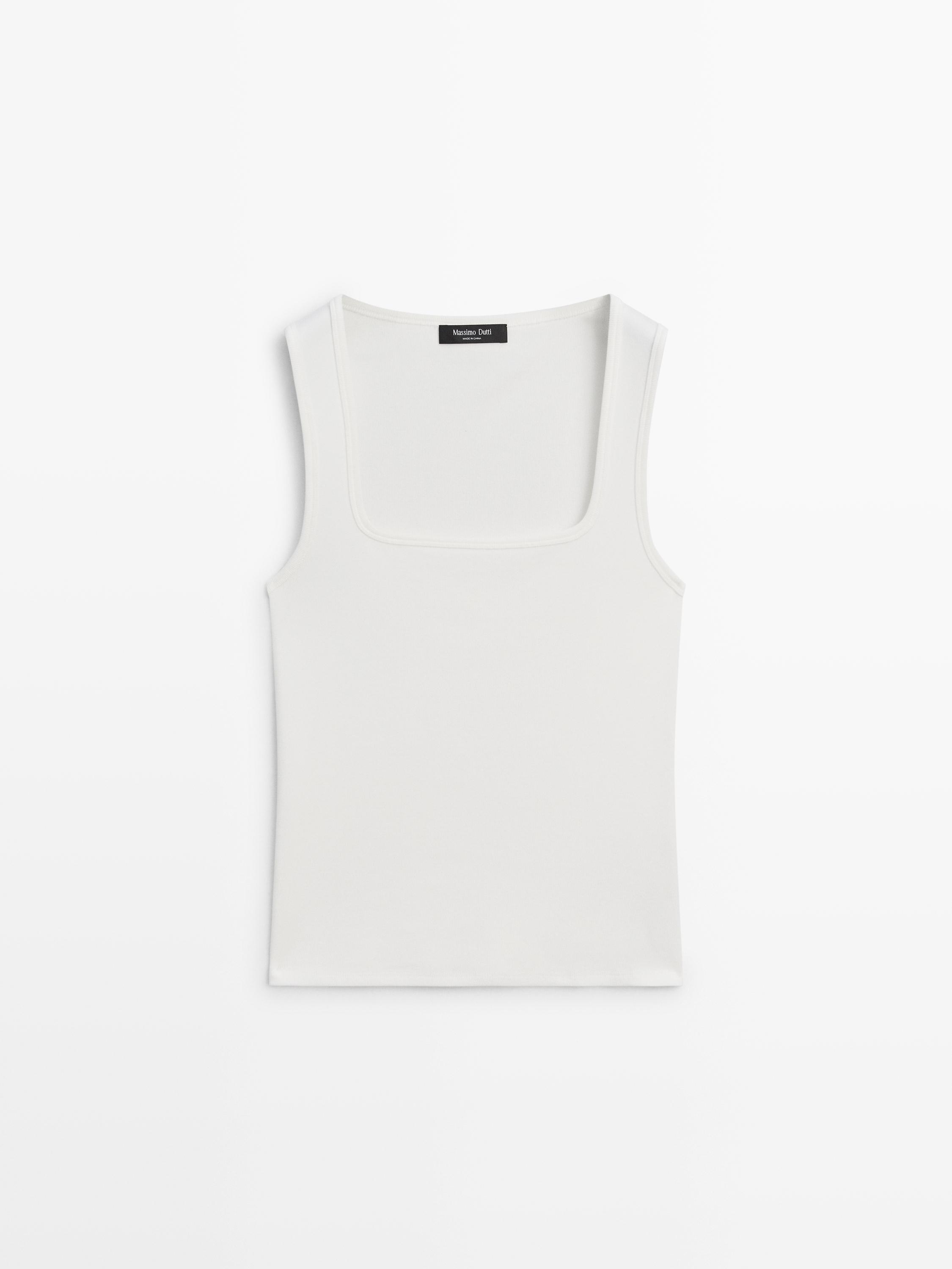 منظر أمامي لقميص أبيض مائل للصفرة بدون أكمام بياقة مربعة.