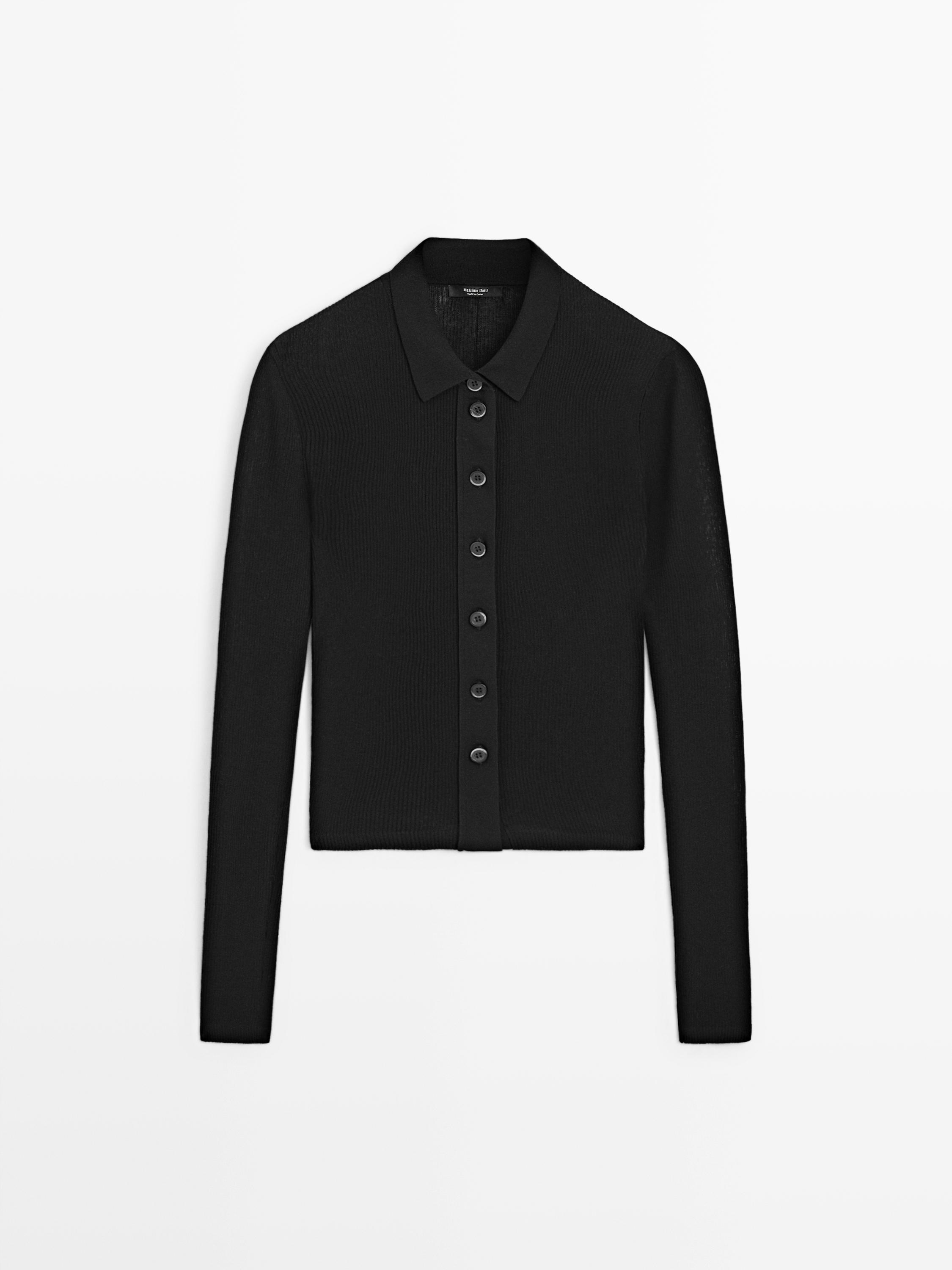 มุมมองด้านหน้าของคาร์ดิแกนสีดำคอคลาสสิกพร้อมกระดุมตรงกลาง แขนยาวและทรงตรง