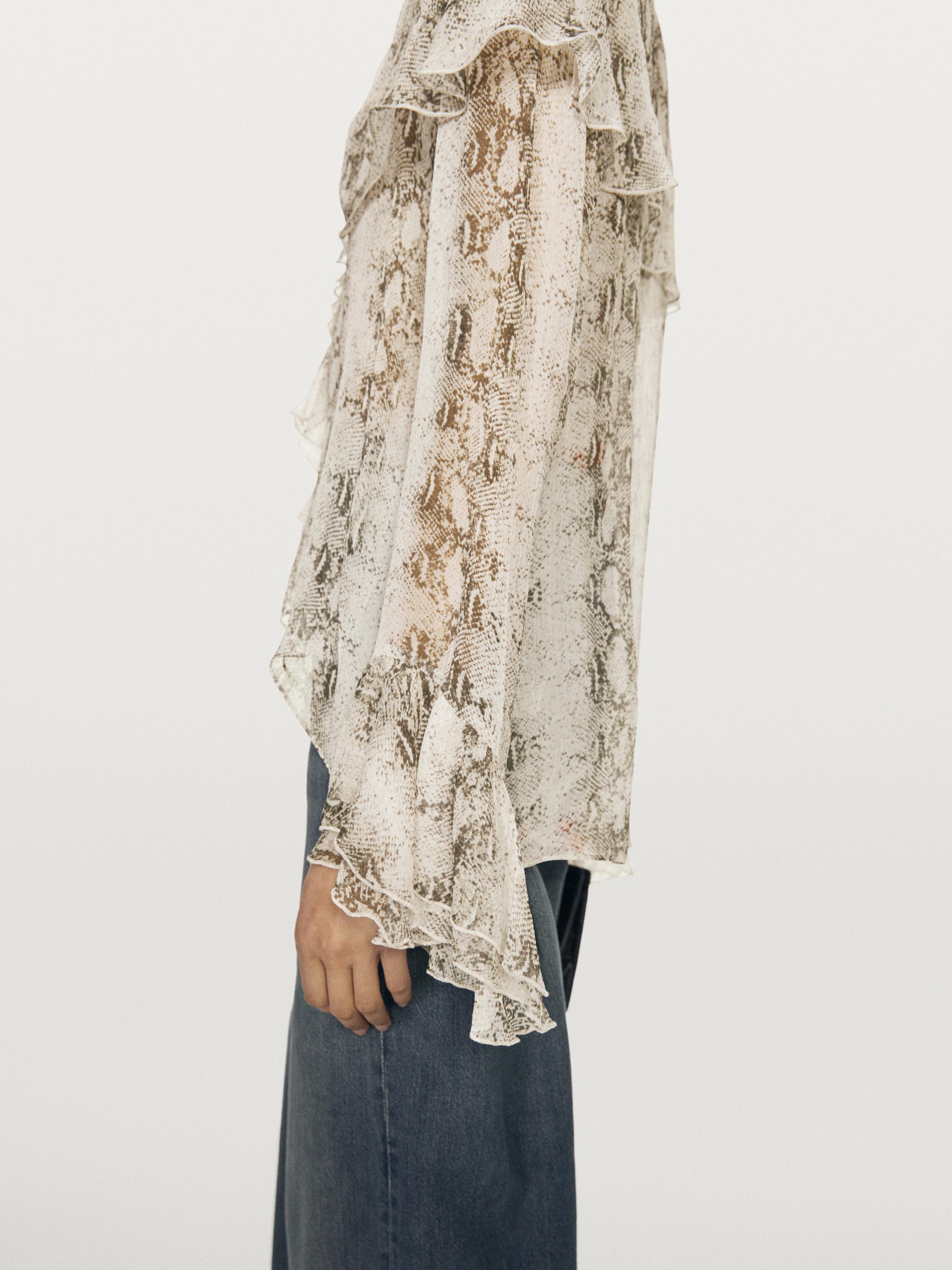 Блуза з воланами й принтом під зміїну шкіру