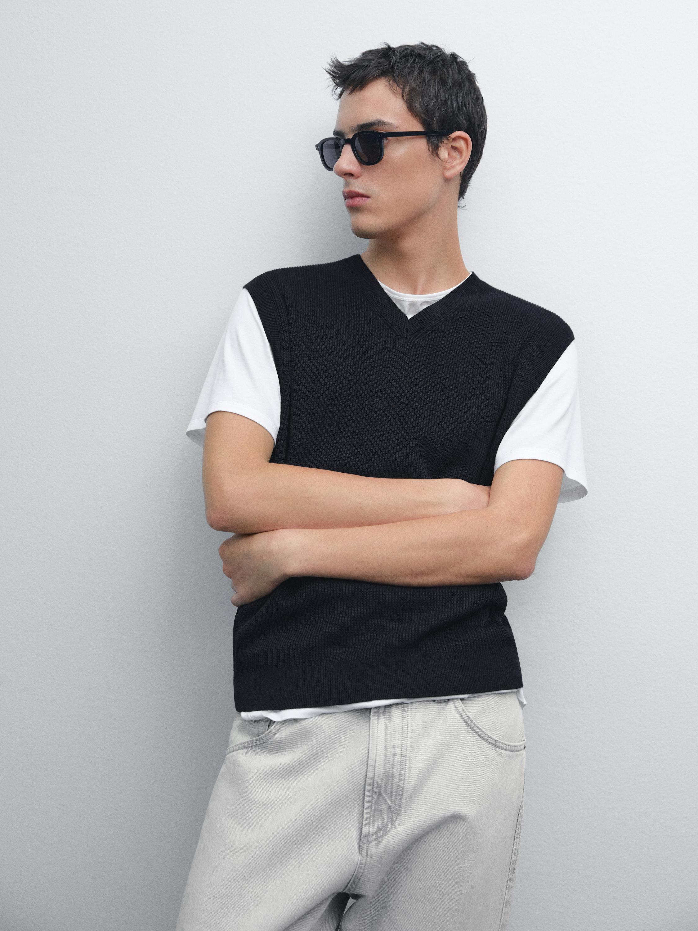 V-neck knit vest