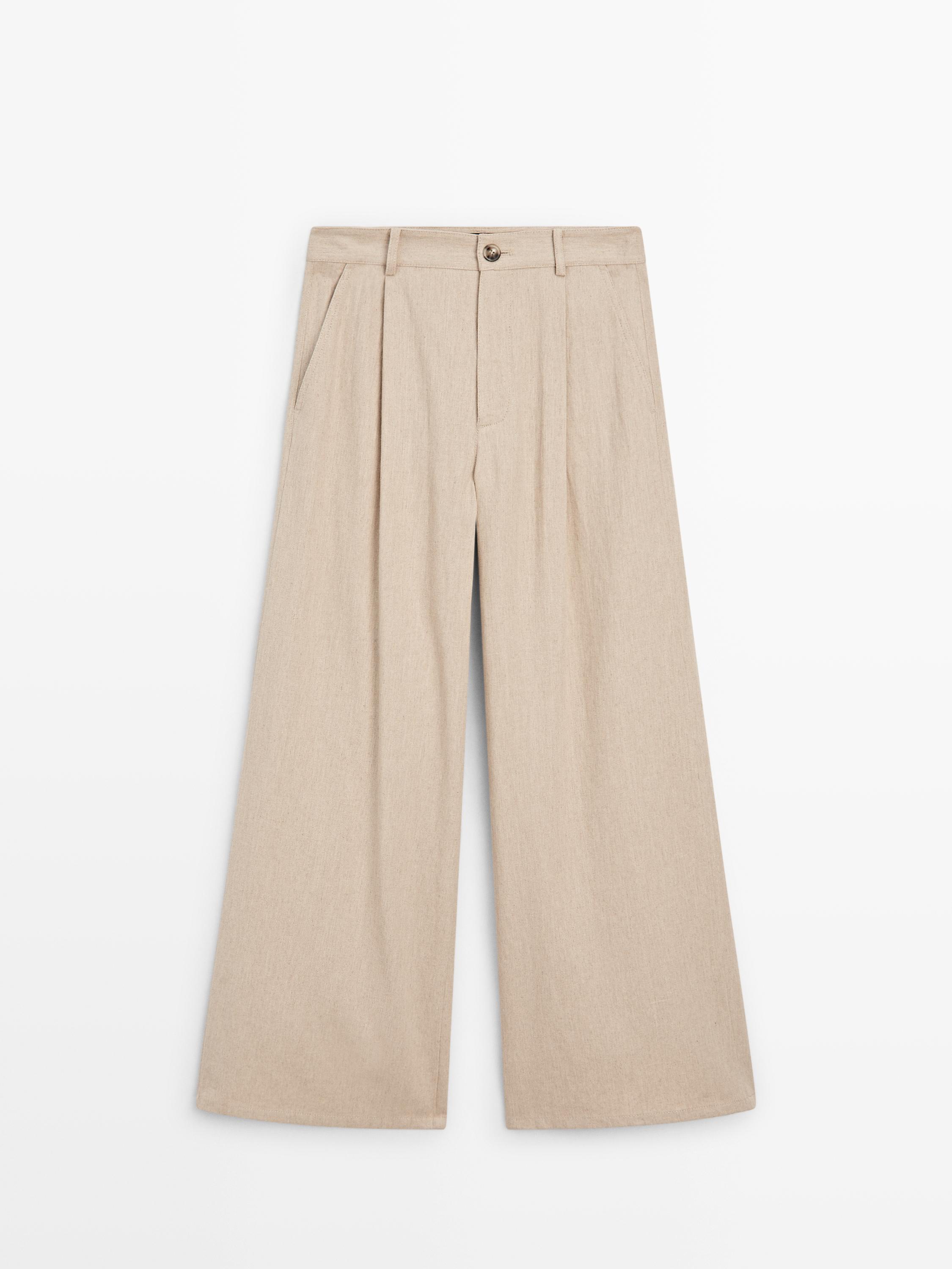 Vorderansicht einer beigefarbenen Loose-Fit-Hose mit hoher Taille, seitlichen Taschen und vorderen Falten.