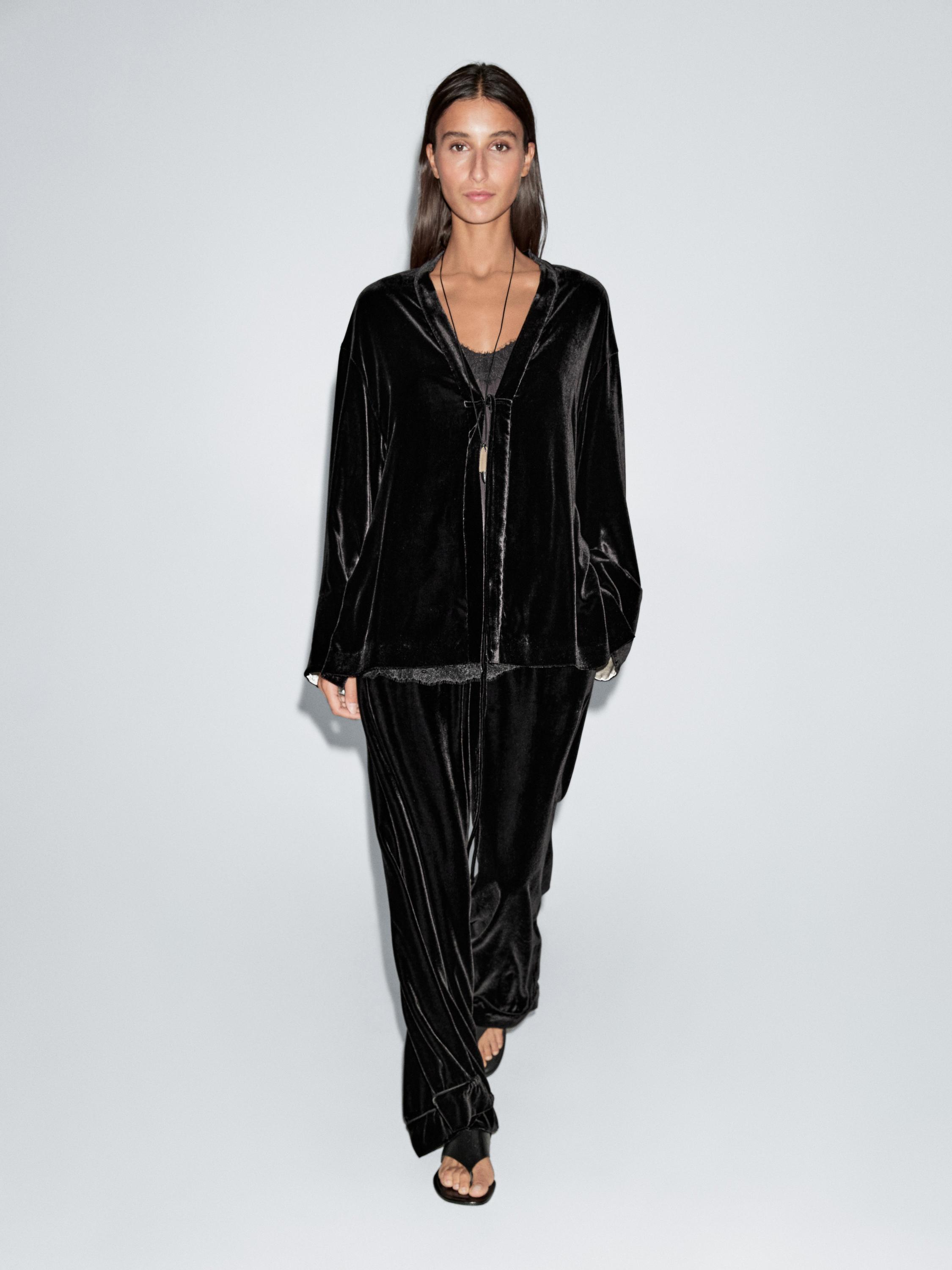 Velvet kimono with contrast detail