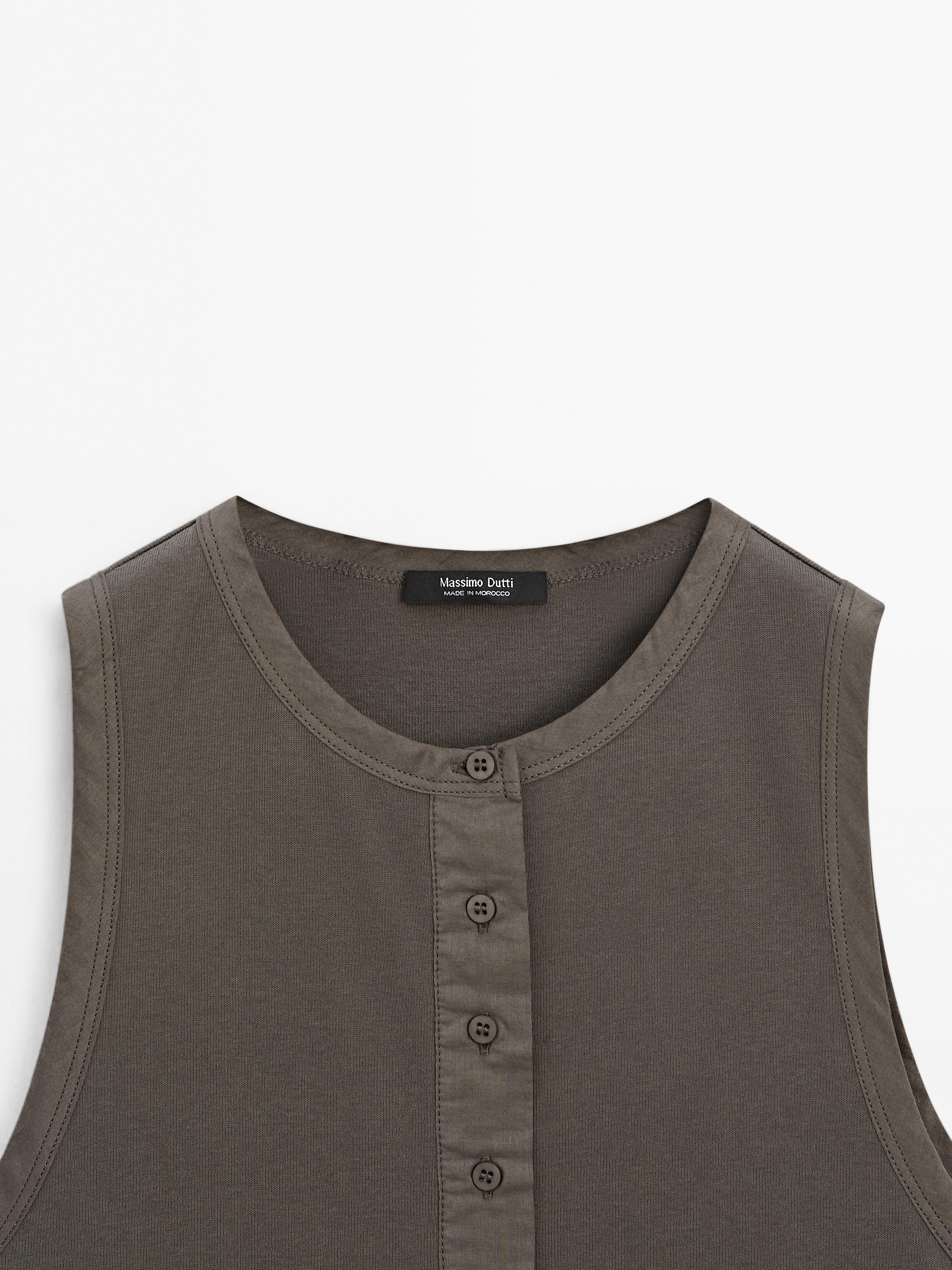 Top with contrast trim detail