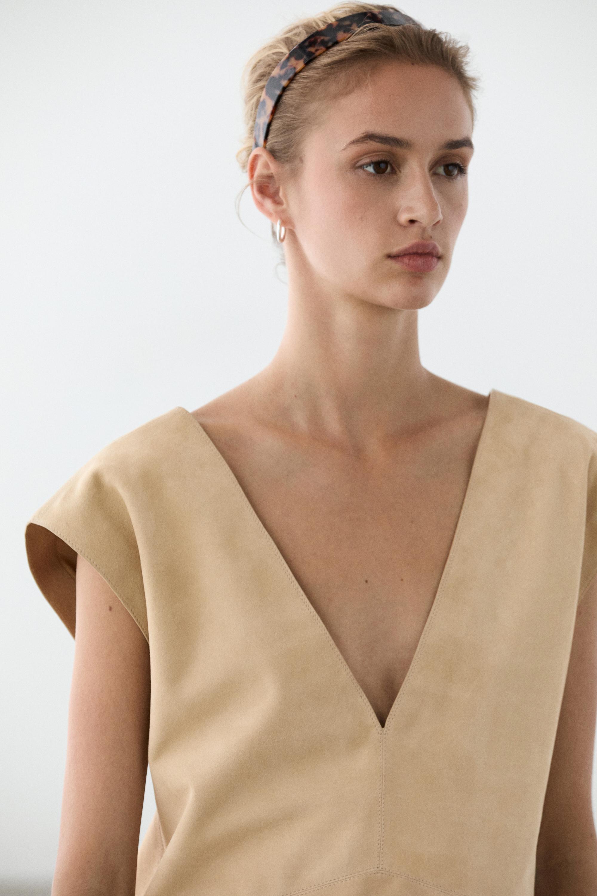 Sleeveless suede leather top — BEIGE