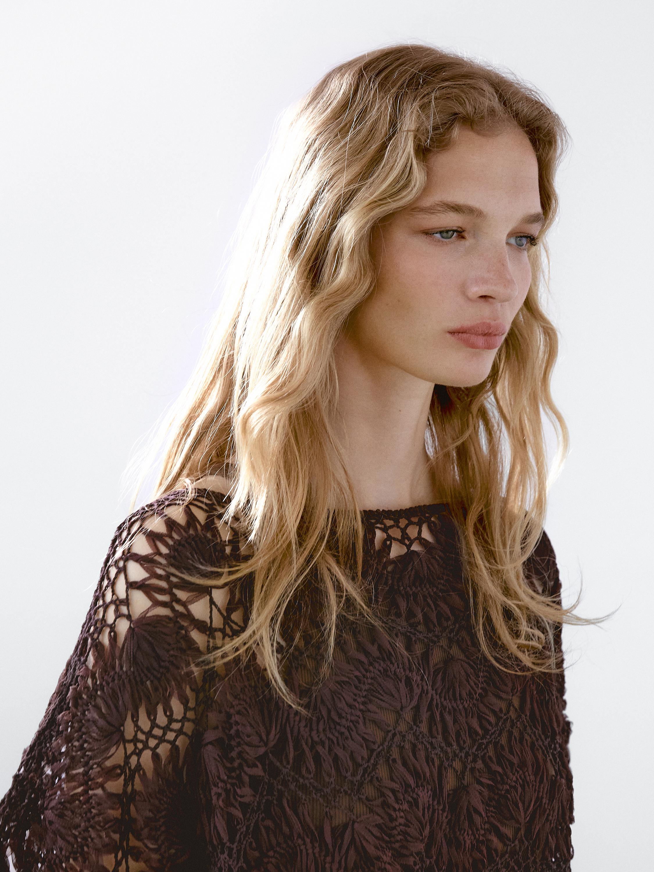 Cape en maille ajourée crochetée