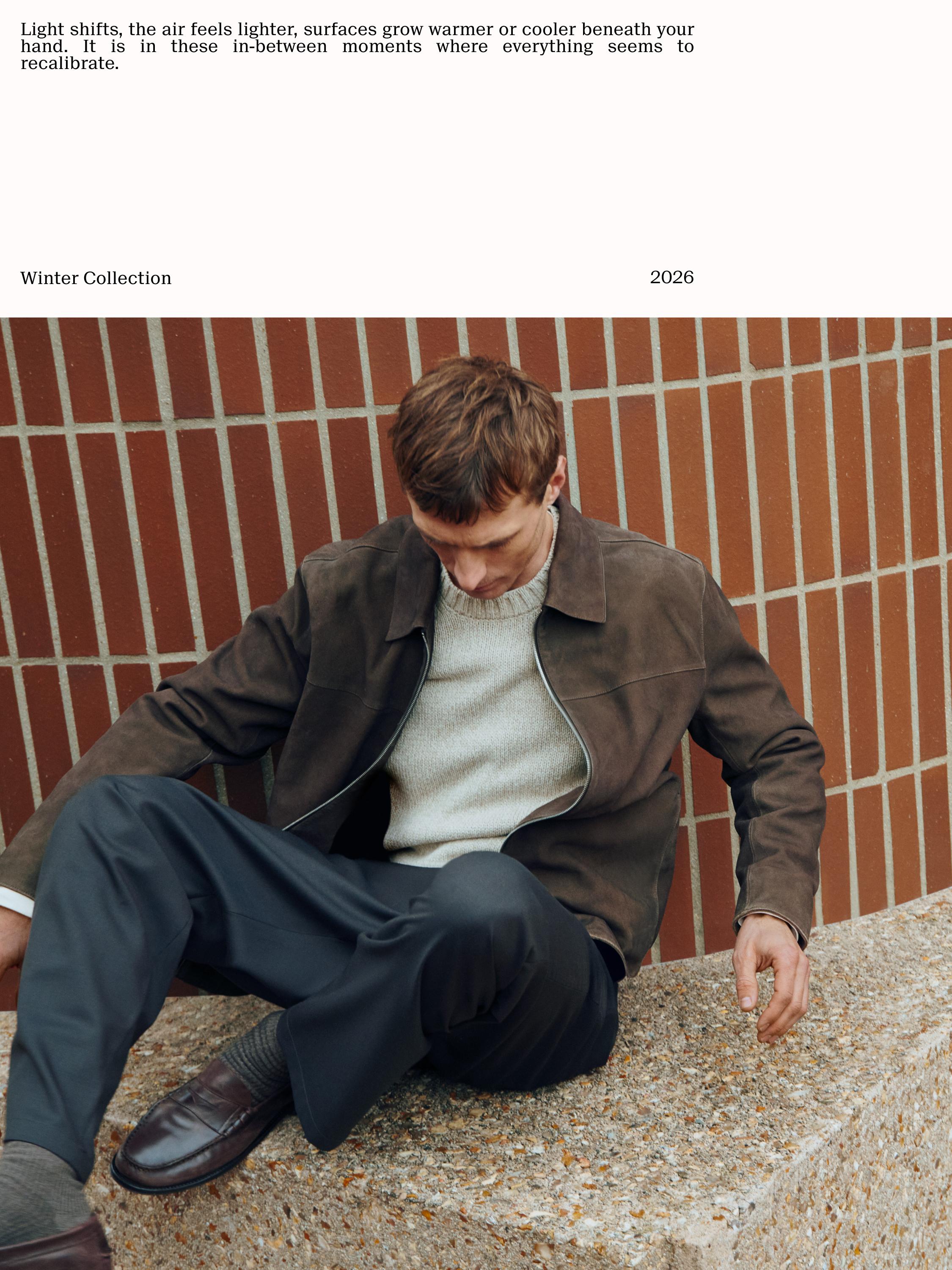 Комплект из куртки цвета серо-коричневого с молнией, светло-серого свитера и темных брюк. Видимый текст: "Winter Collection 2026".