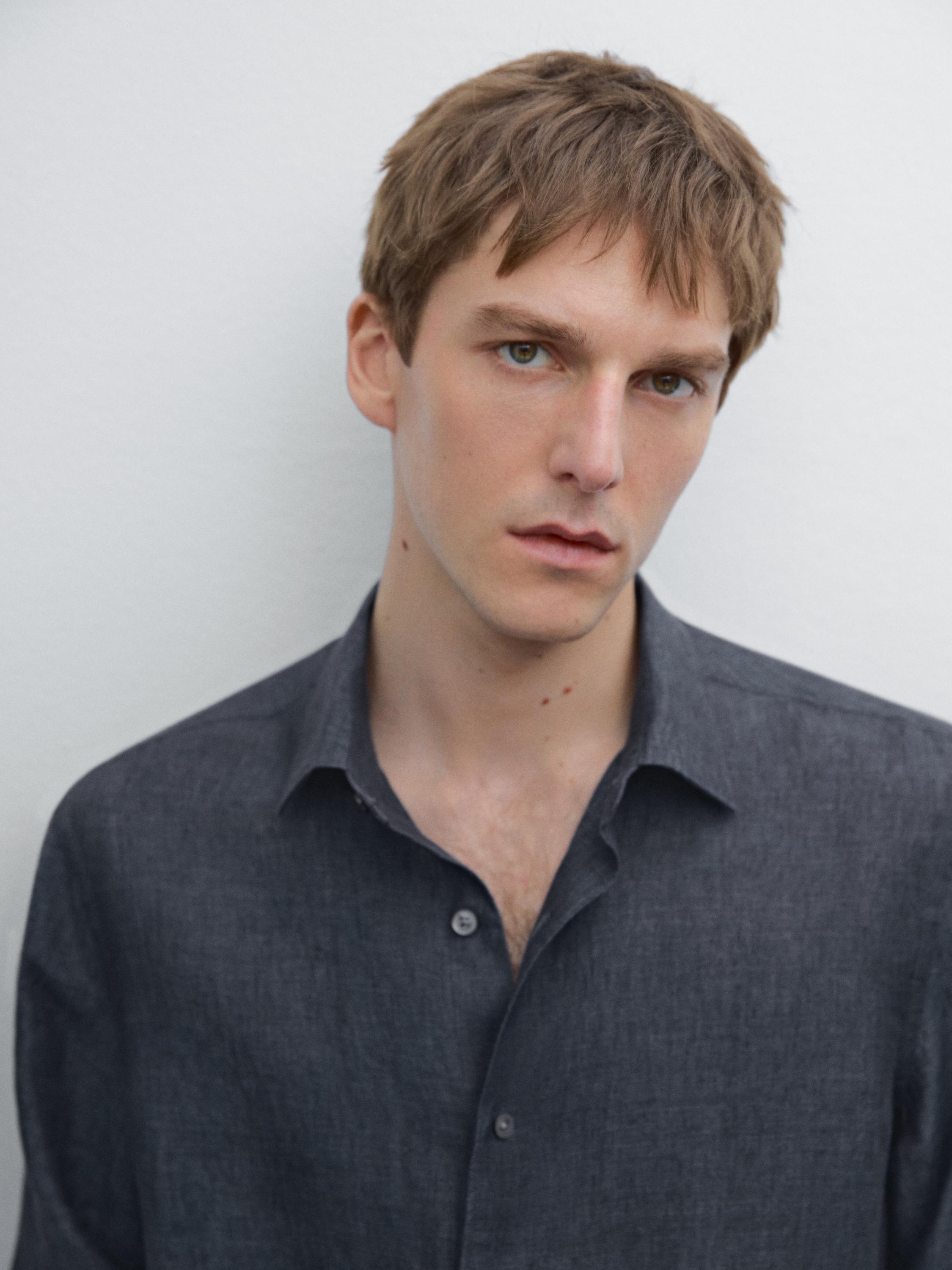 قميص ضيق كتان 100% بلون باهت