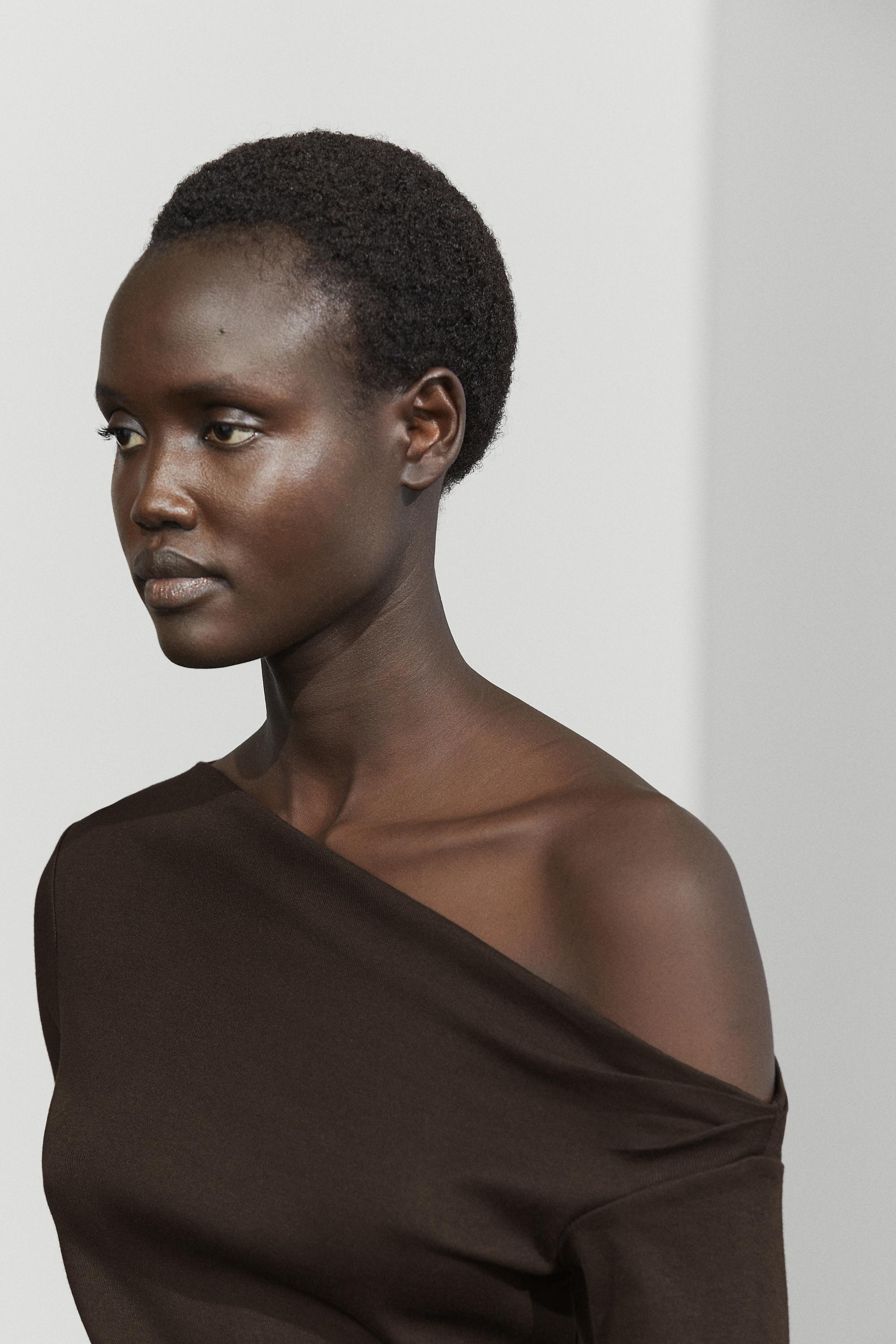 Draped shoulder detail T-shirt — BROWN