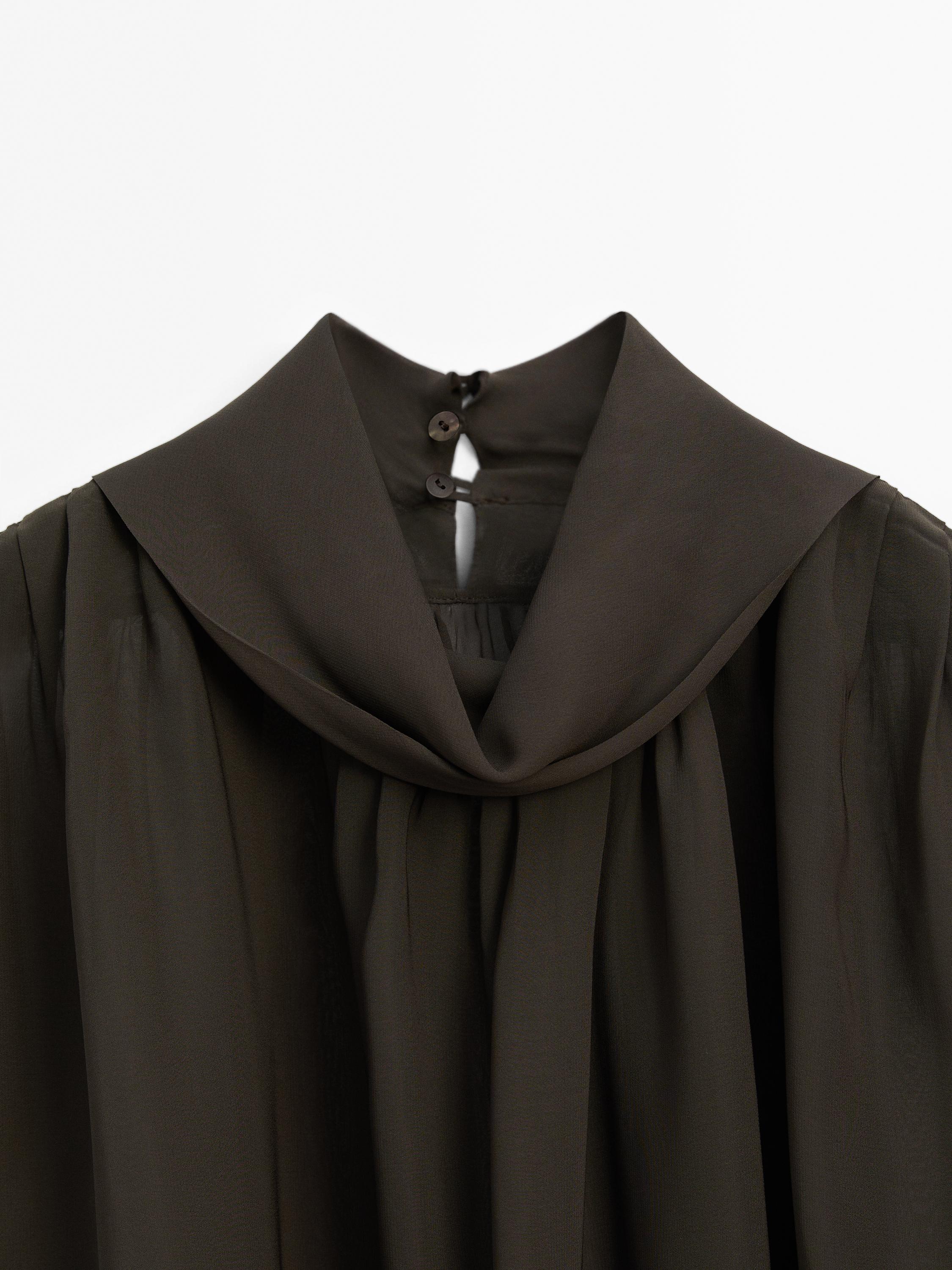 Voluminous flowing blouse with button details
