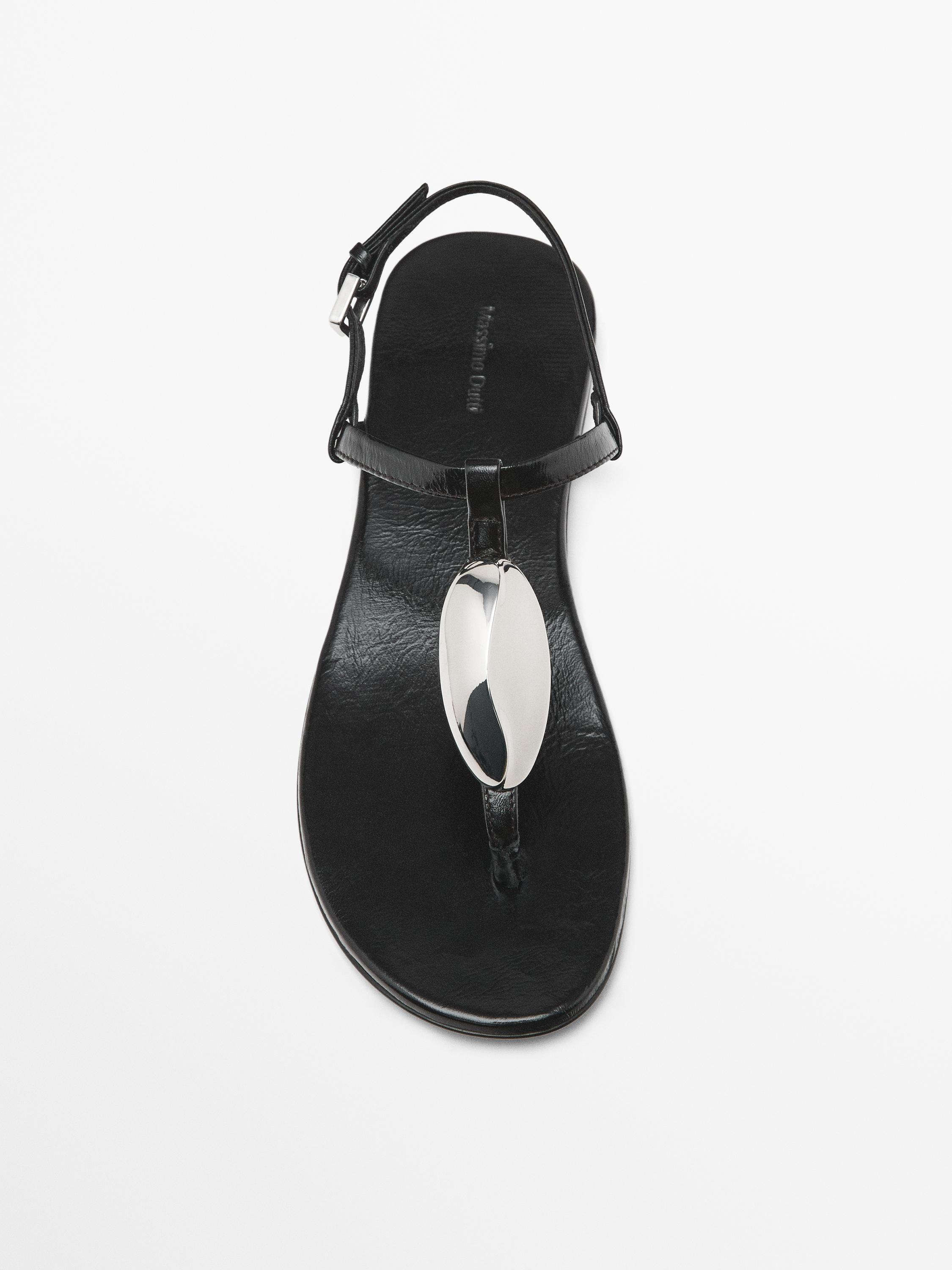 Ledersandalen mit Steinapplikationen