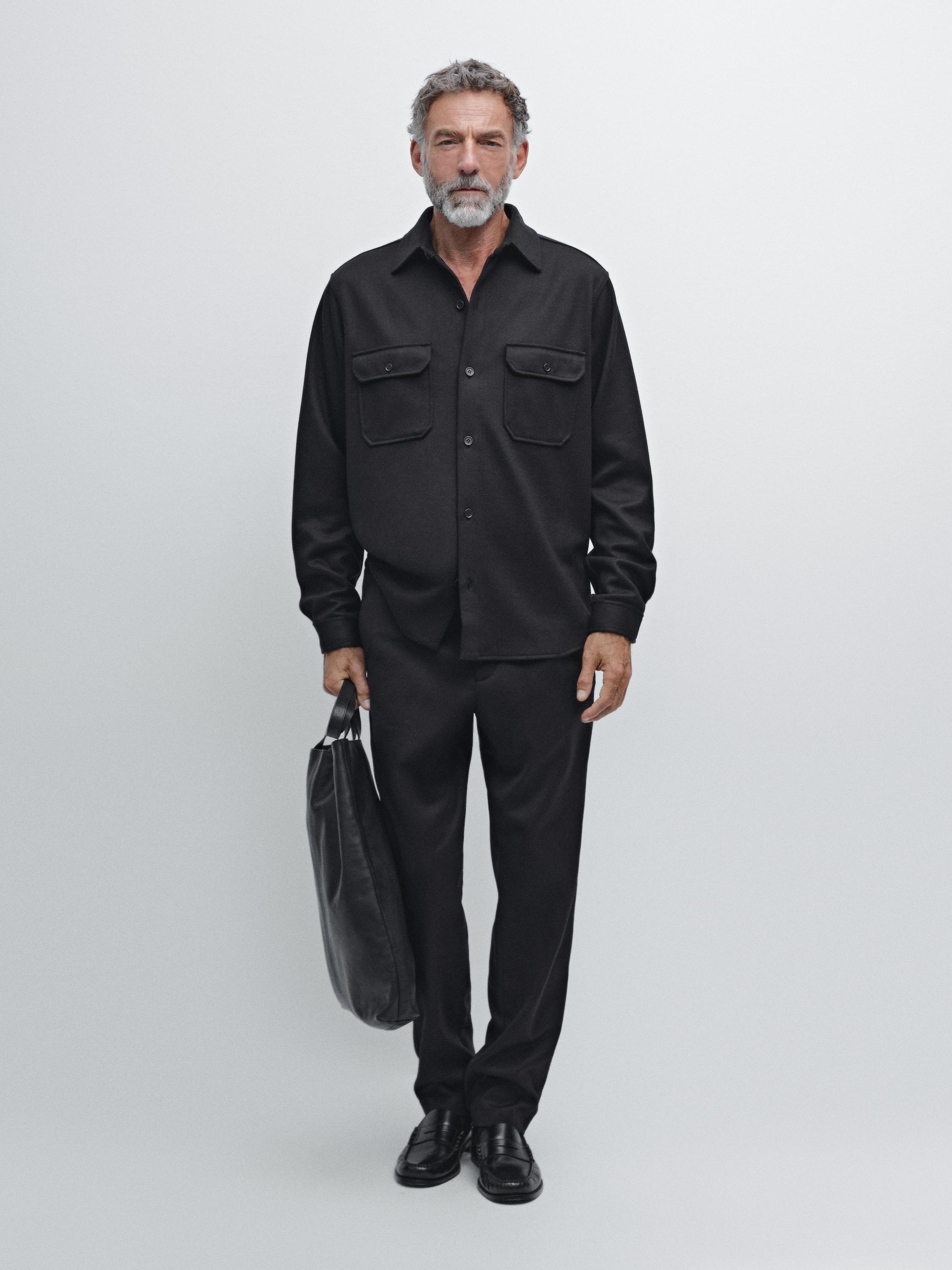 Ensemble de surchemise et pantalon gris foncé avec poches frontales à rabat sur la chemise.