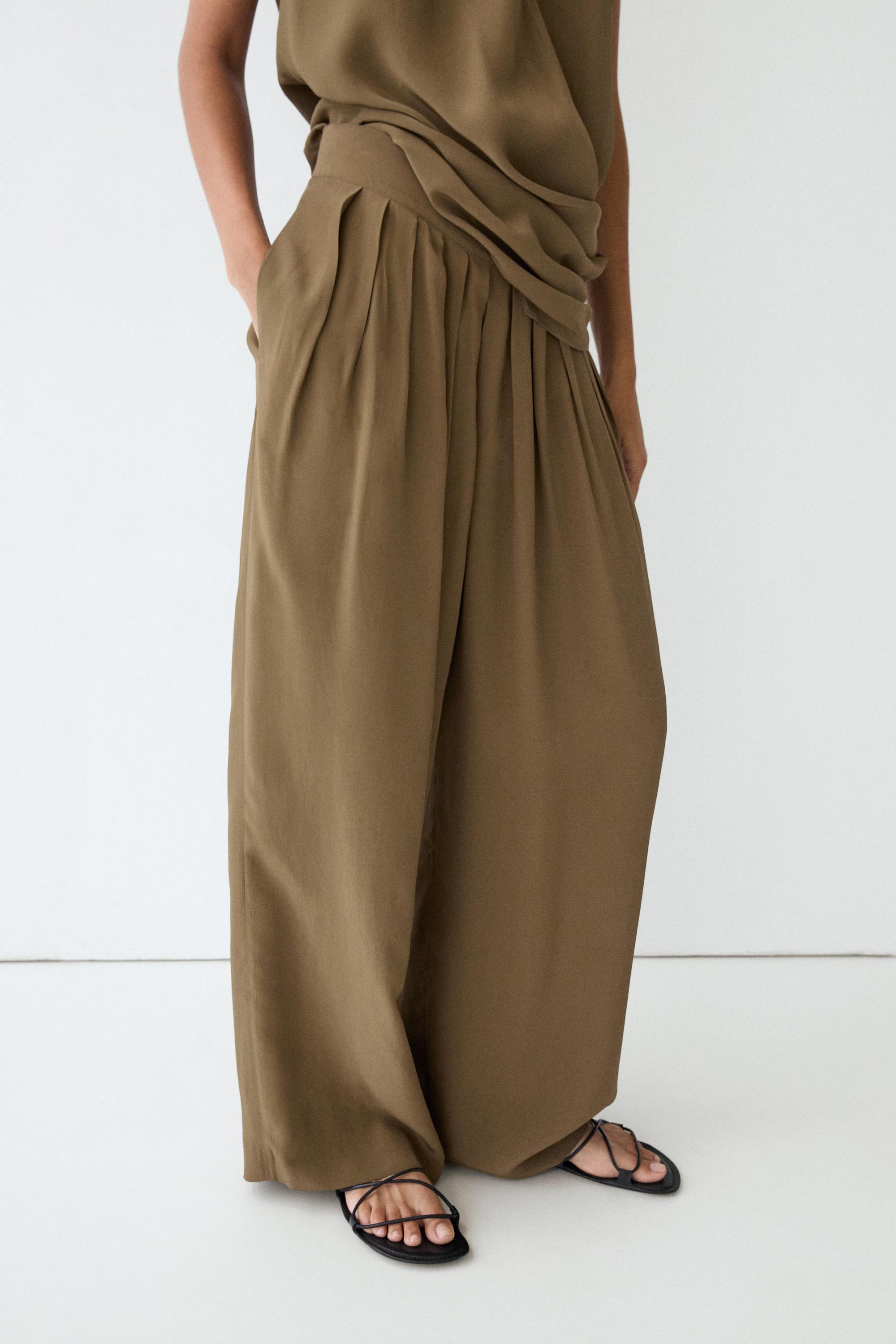 Total look flowing trousers with box pleats — MOSS GREEN