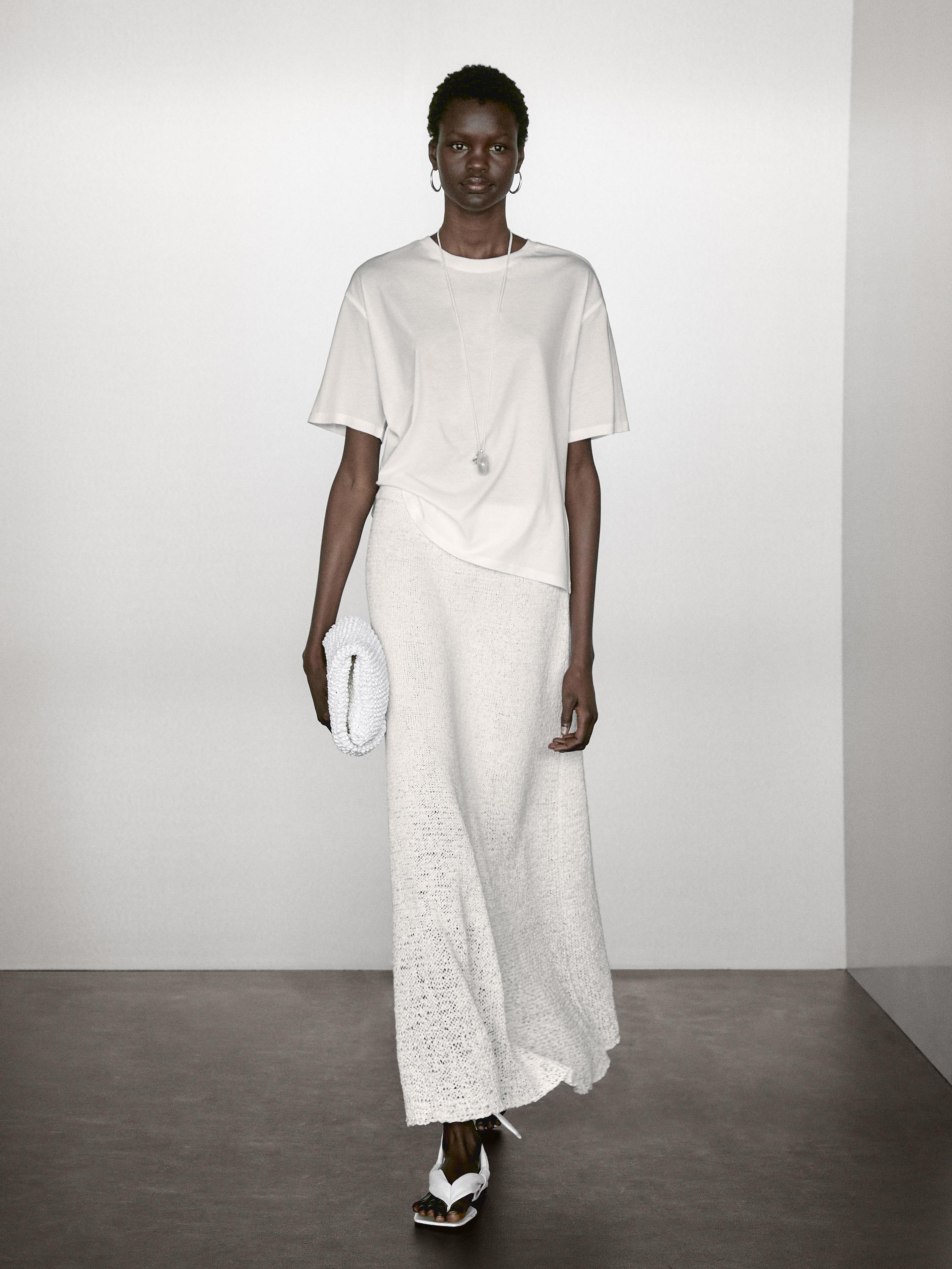 Kaus oversize dengan detail kelim