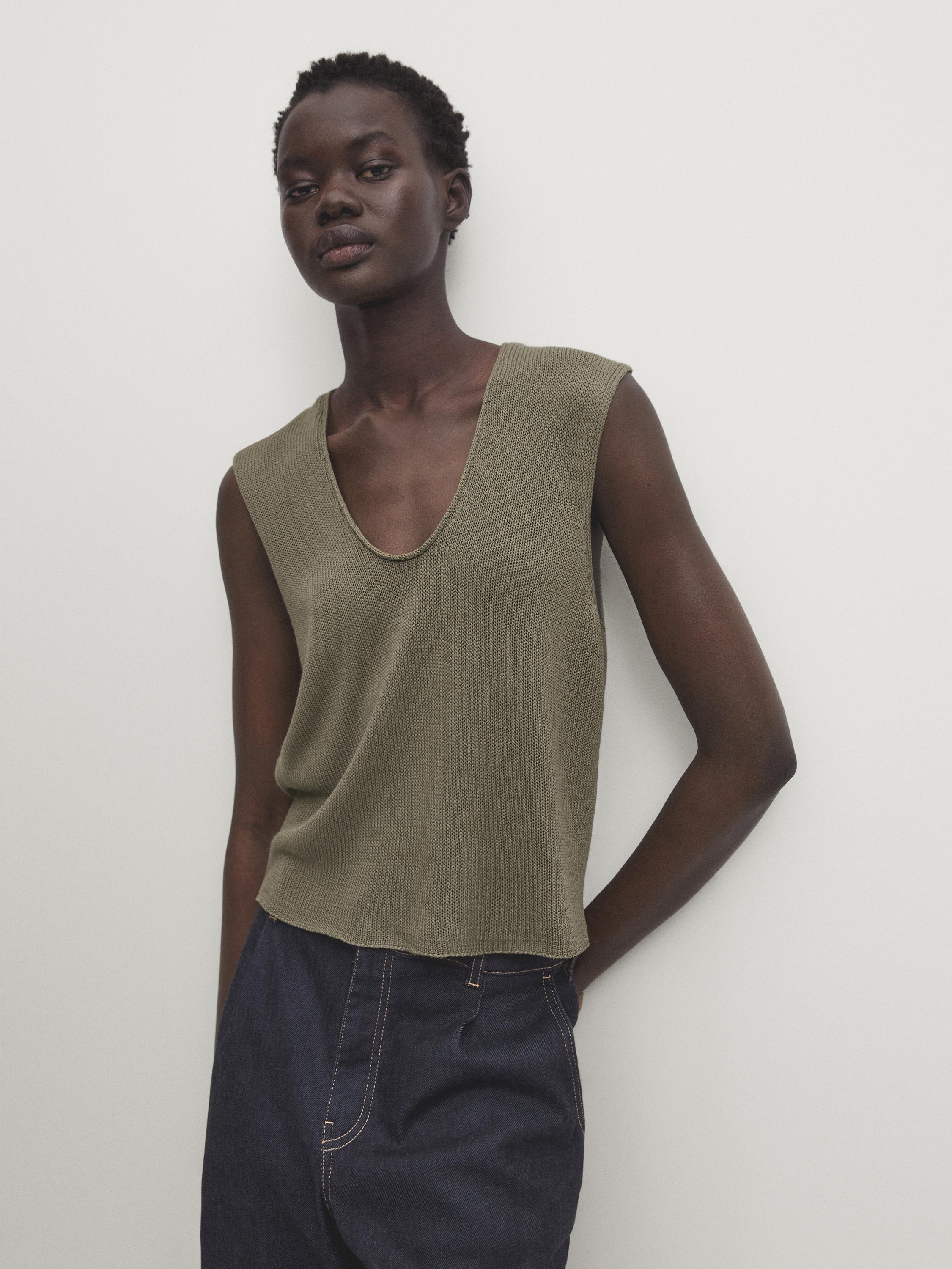 Knit top with neckline detail