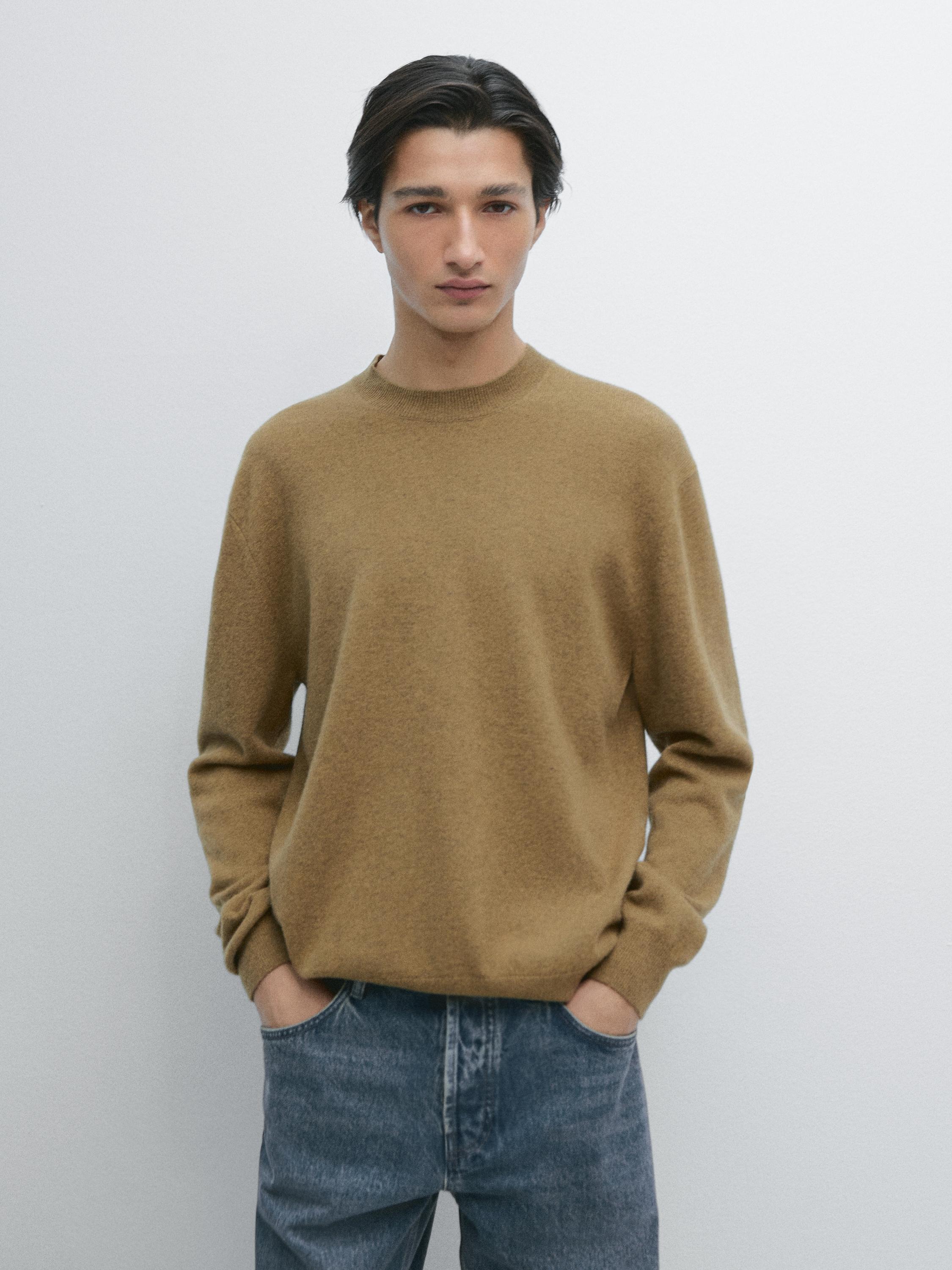 Wool knit round neck sweater