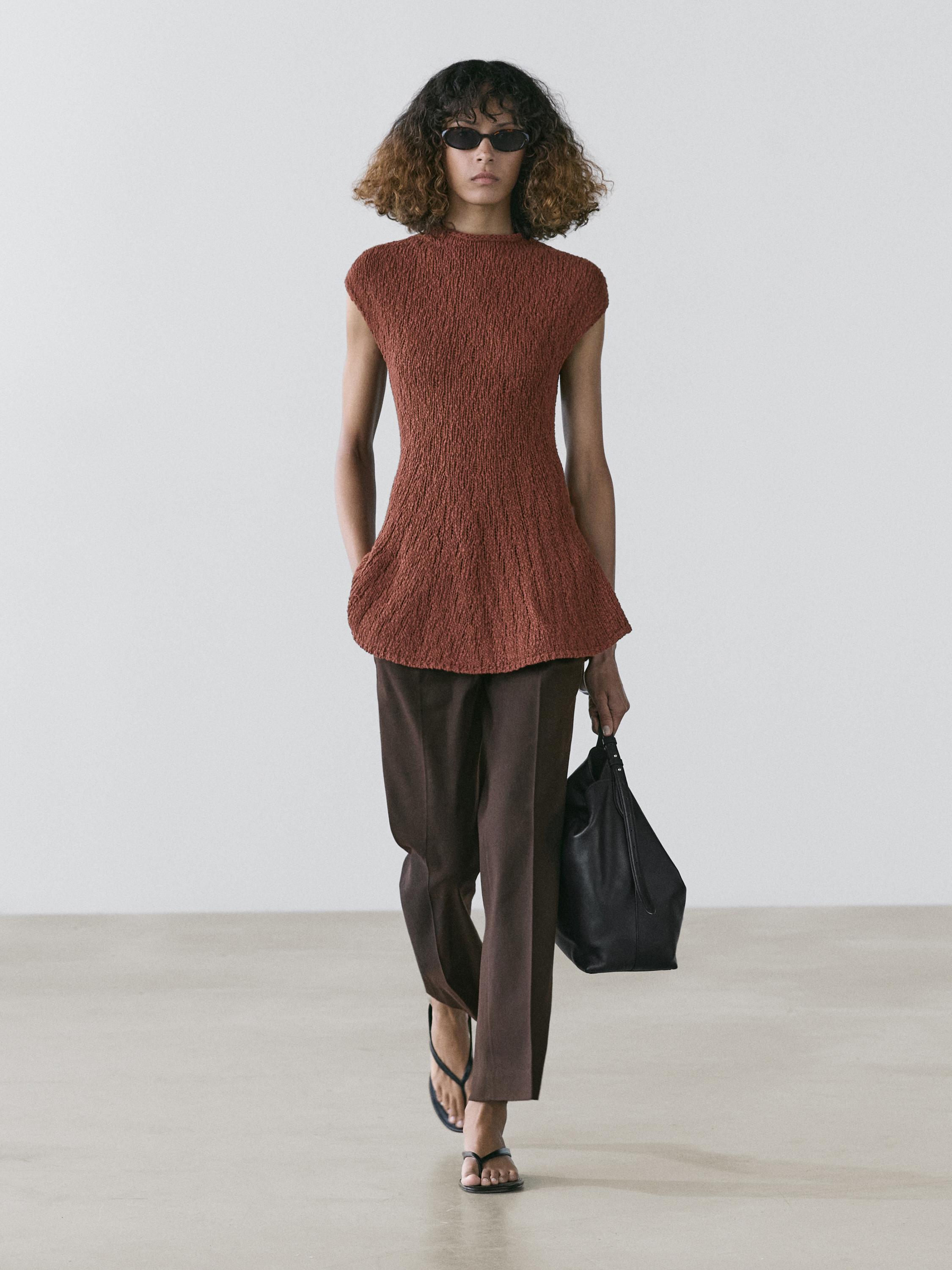 Ensemble top terracotta texturé sans manches et pantalon droit marron.