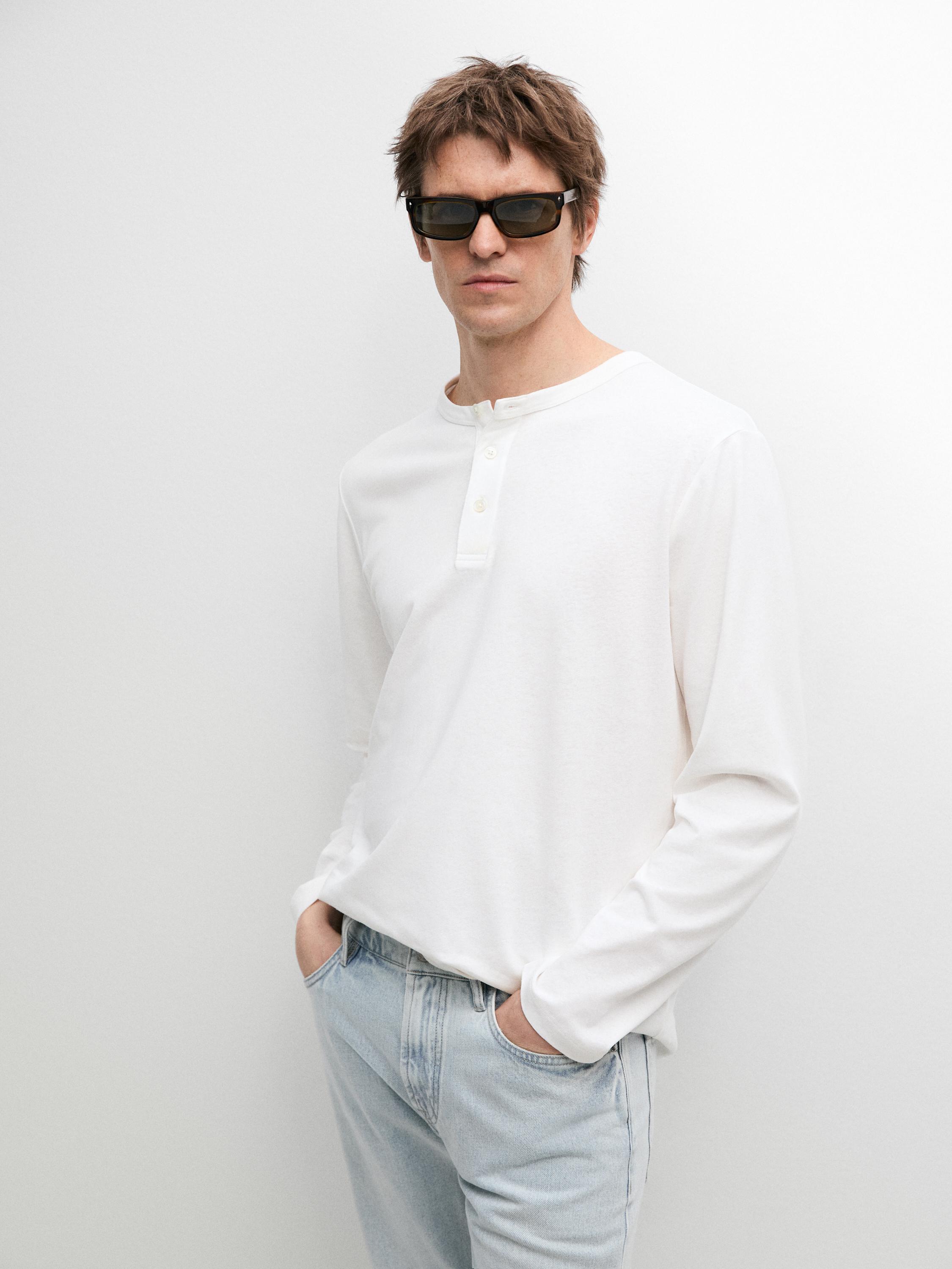 Maglietta a maniche lunghe con dettaglio sul collo