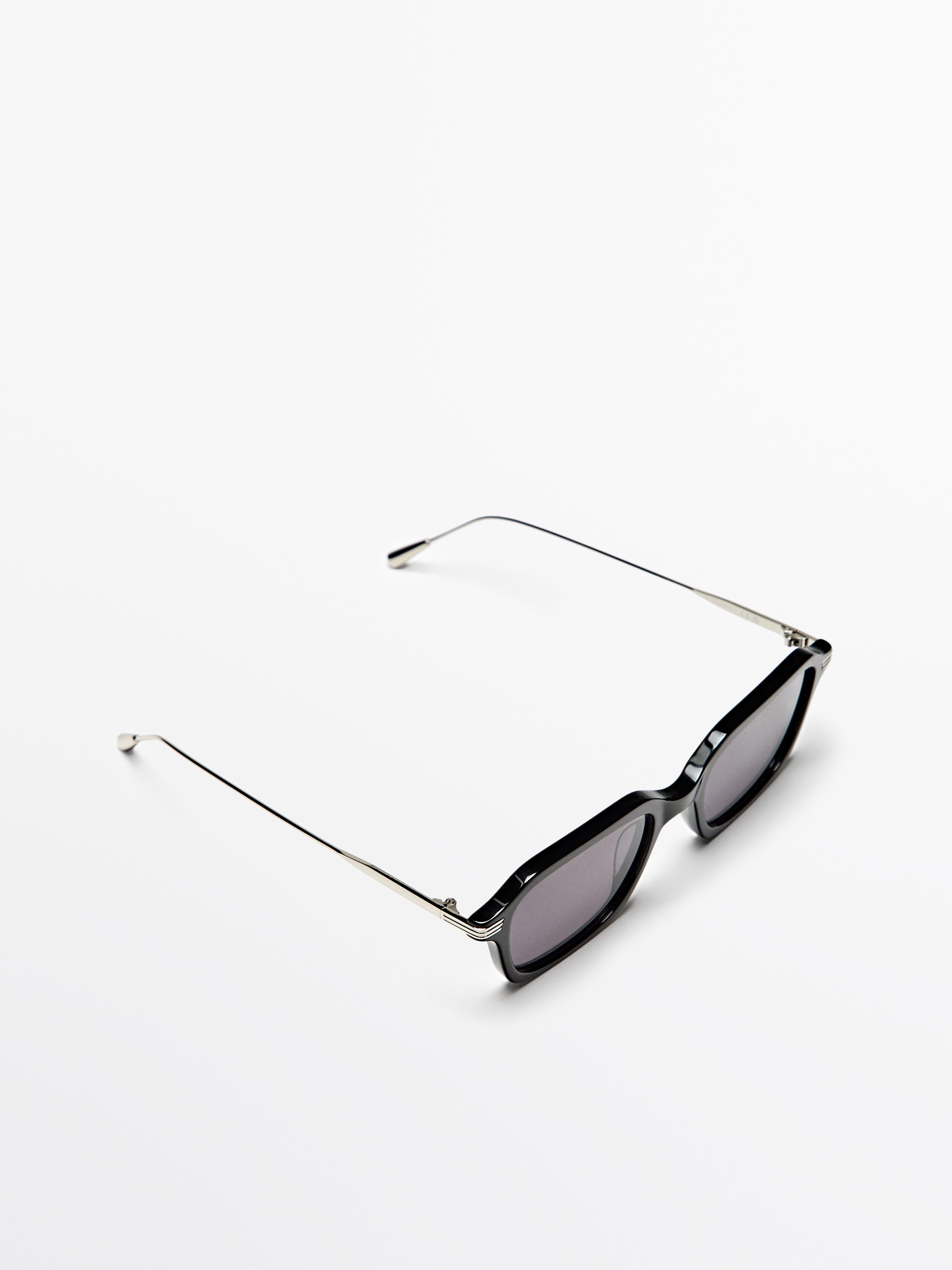 Rectangular sunglasses with metal temples