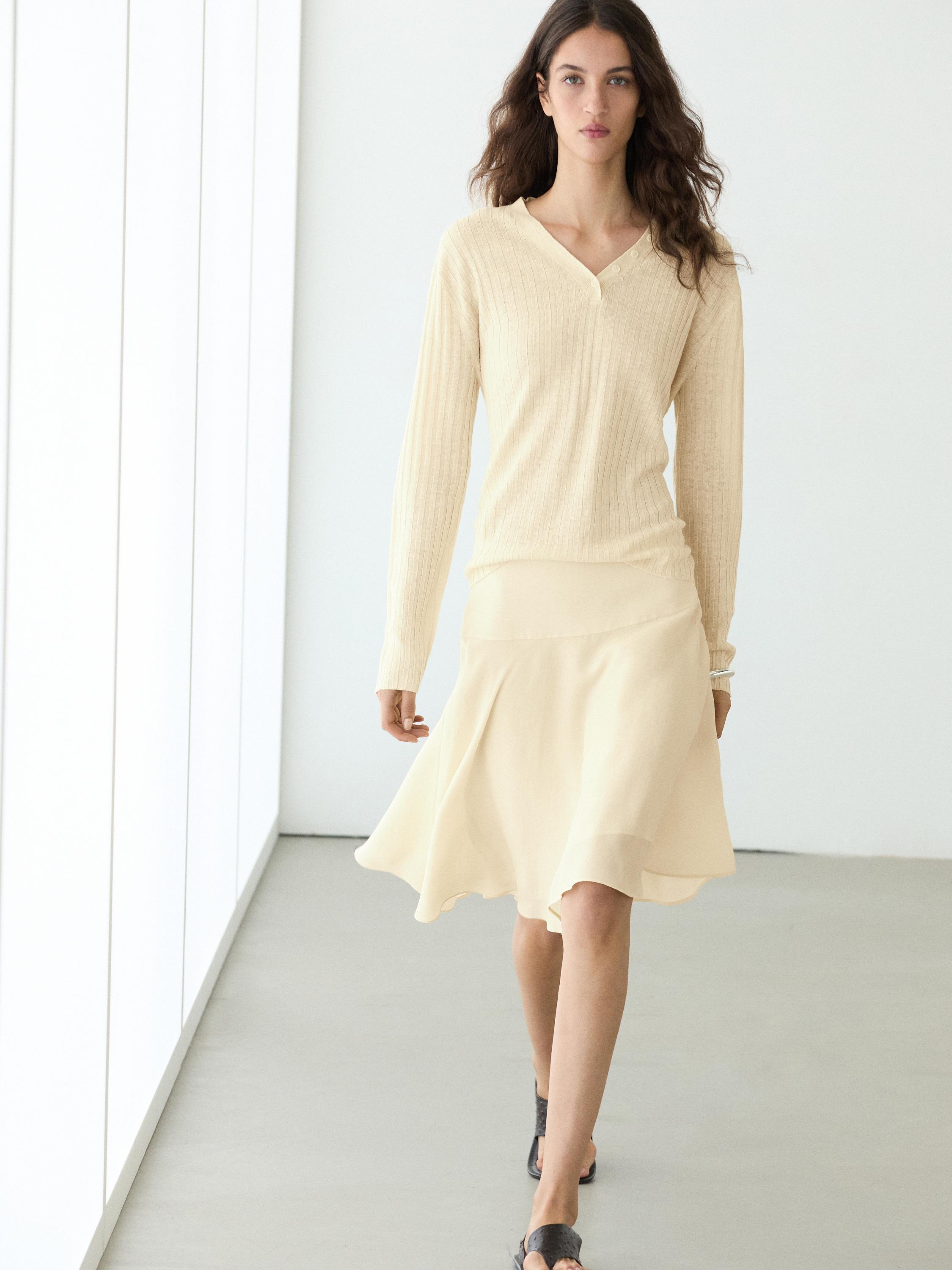 تنورة فضفاضة غير متماثلة متوسطة الطول