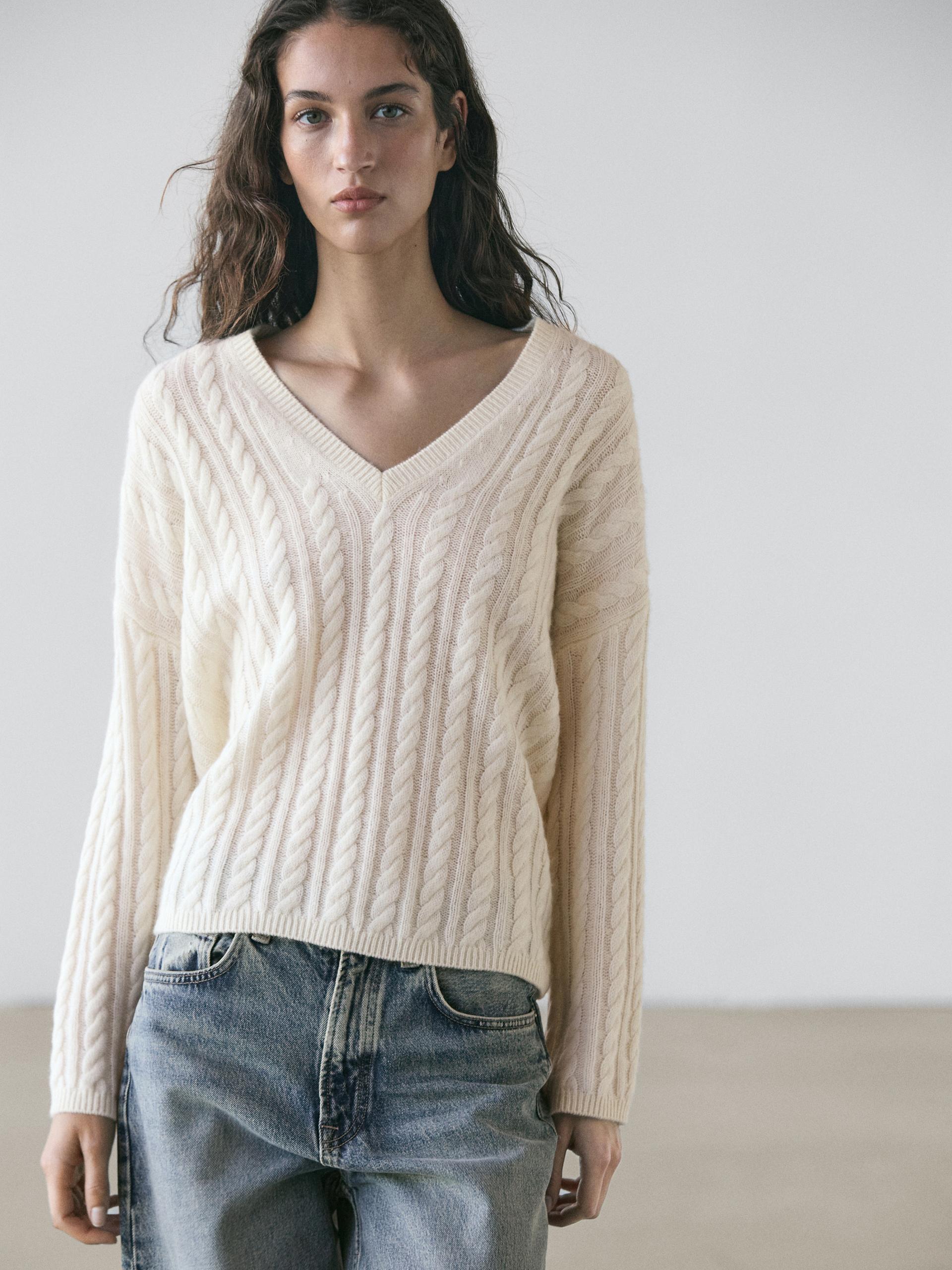 Sweter O Splocie Warkoczowym Z Dekoltem W Serek - Surowy - L - Massimo Dutti - Kobieta