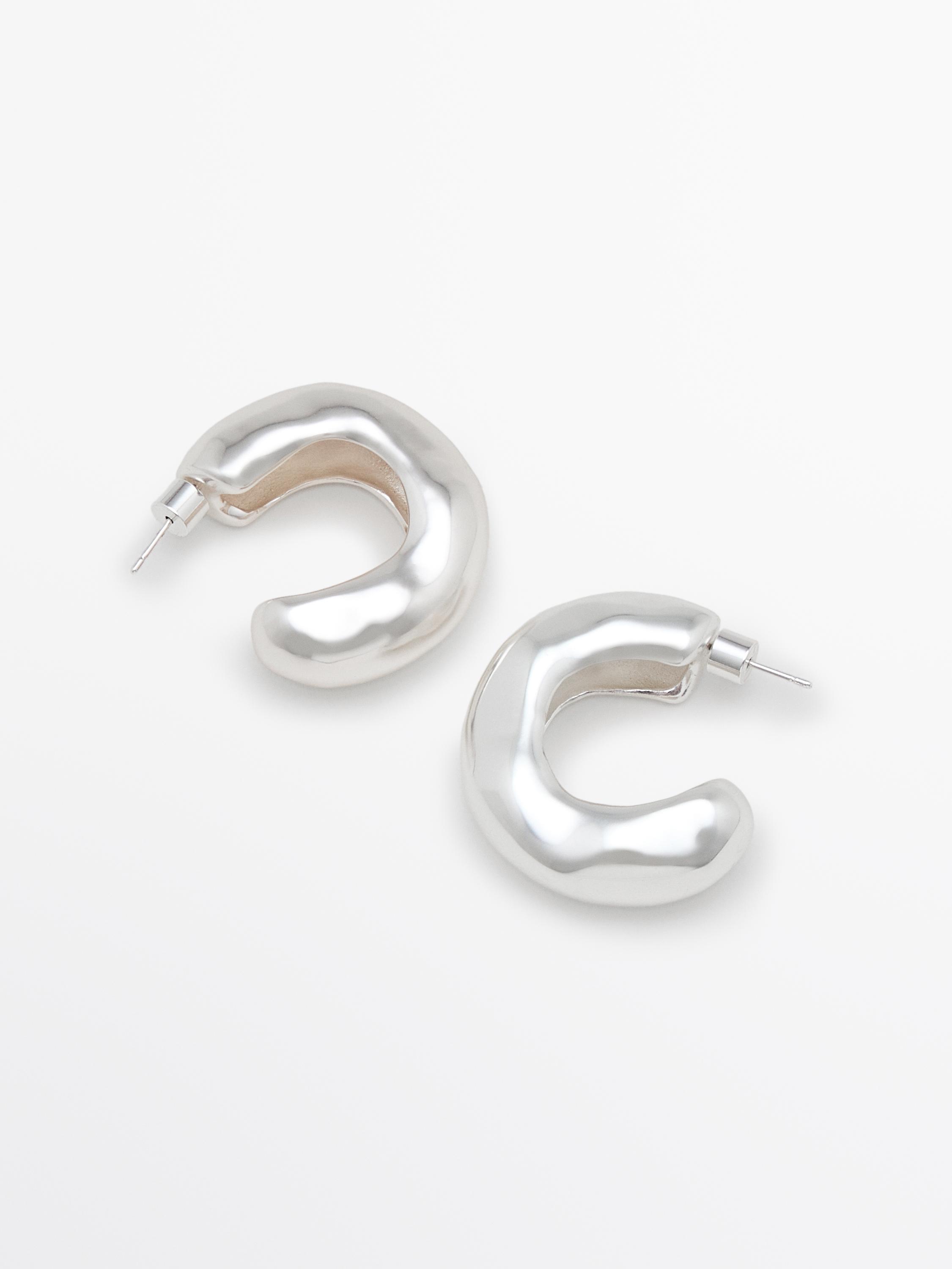 أقراط حلقية منحنية بارزة الملمس