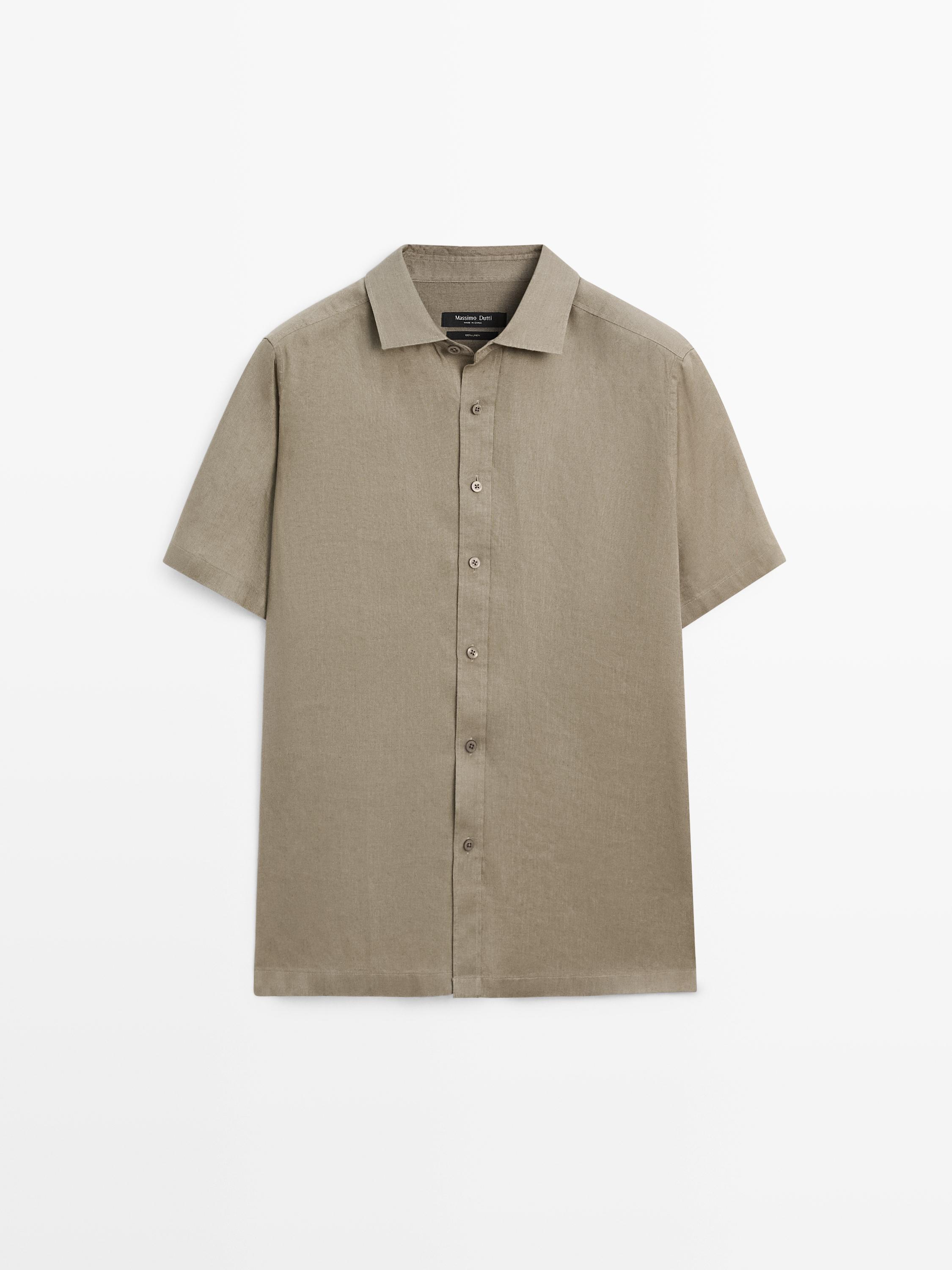 Vue frontale d'une chemise sable à manches courtes avec patte de boutonnage centrale et col classique.