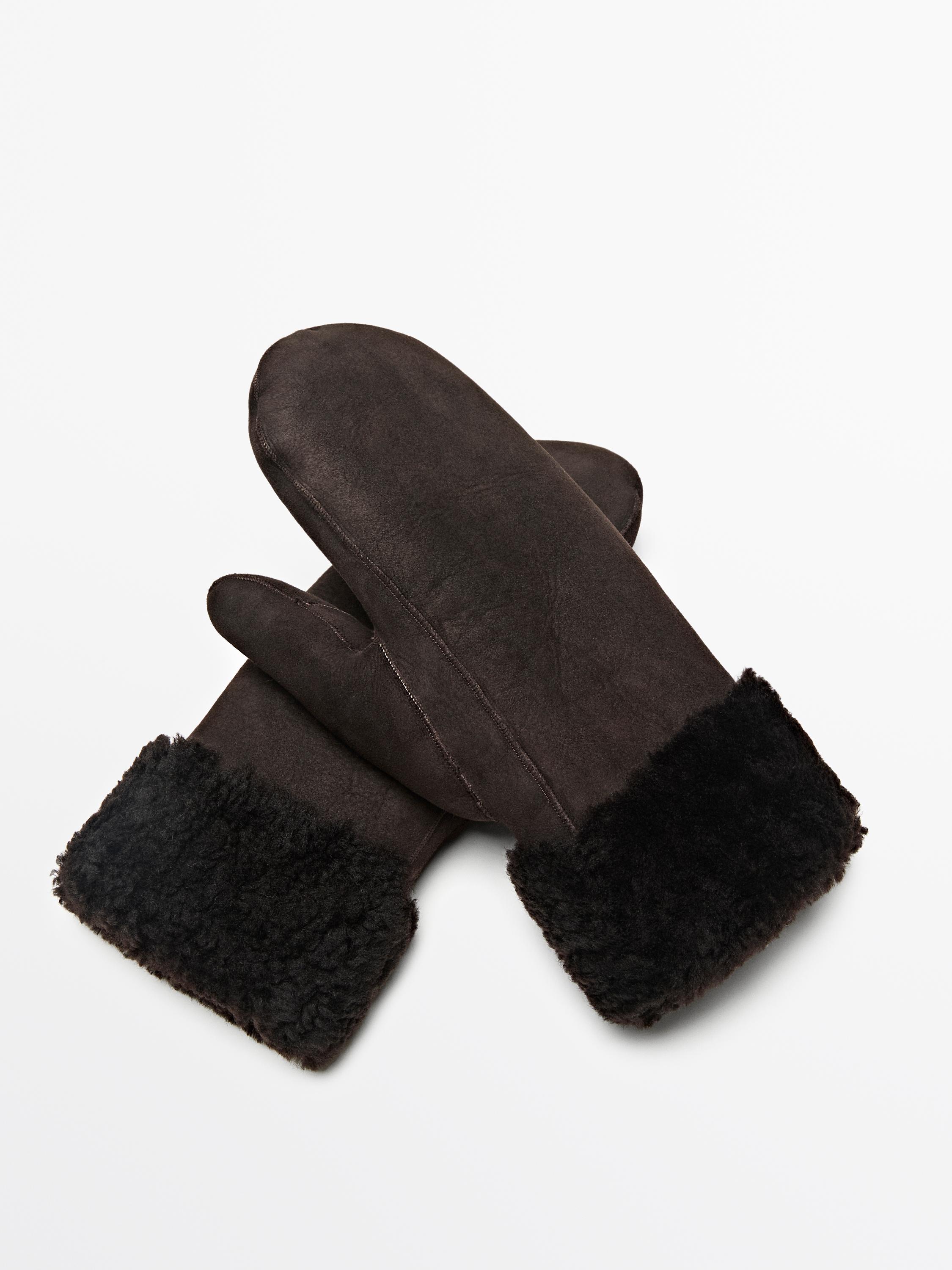 Vorderansicht brauner Fausthandschuhe mit schwarzen Pelzstulpen.