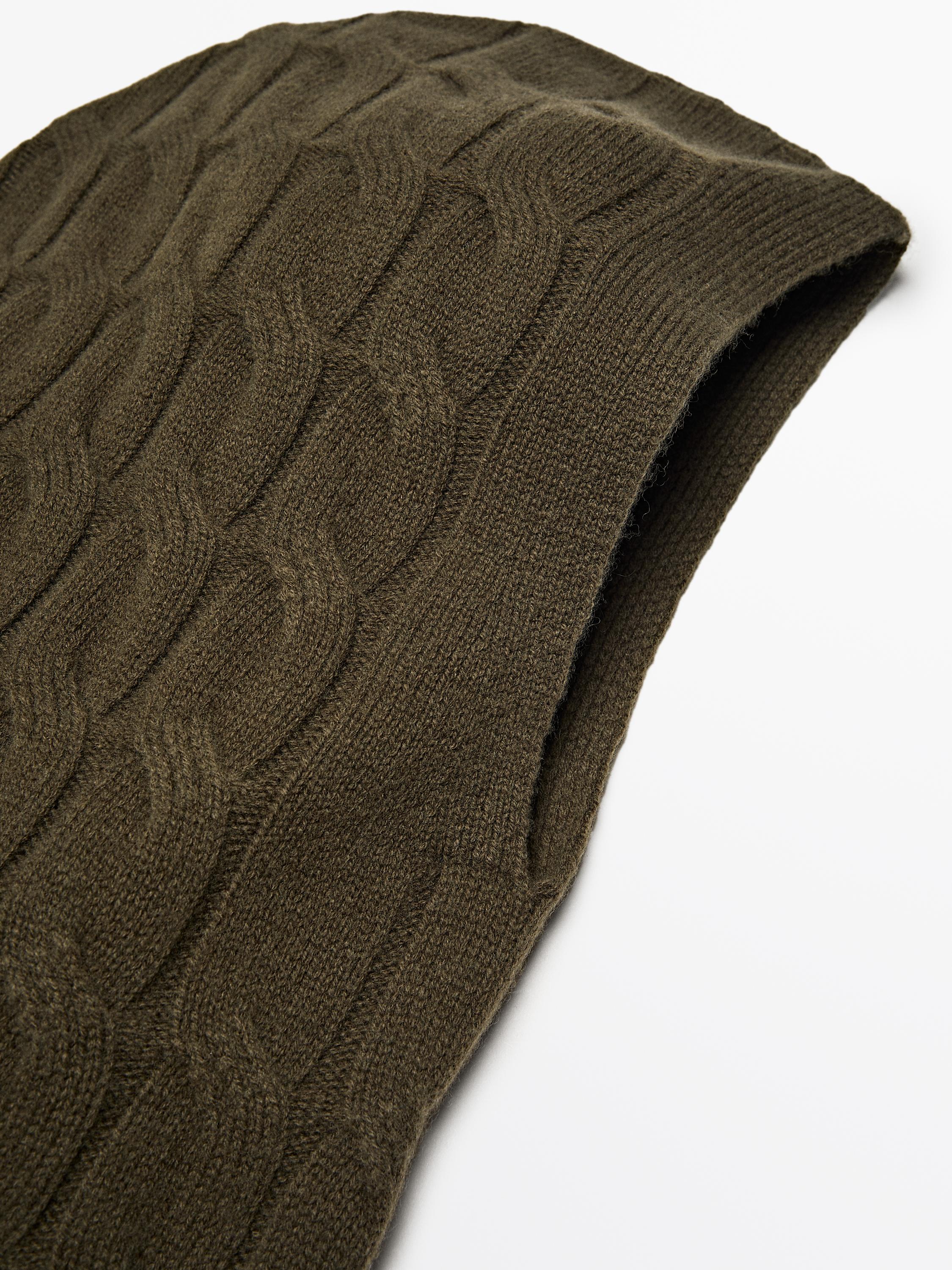 Pletena kapa sa reljefnim prepletom