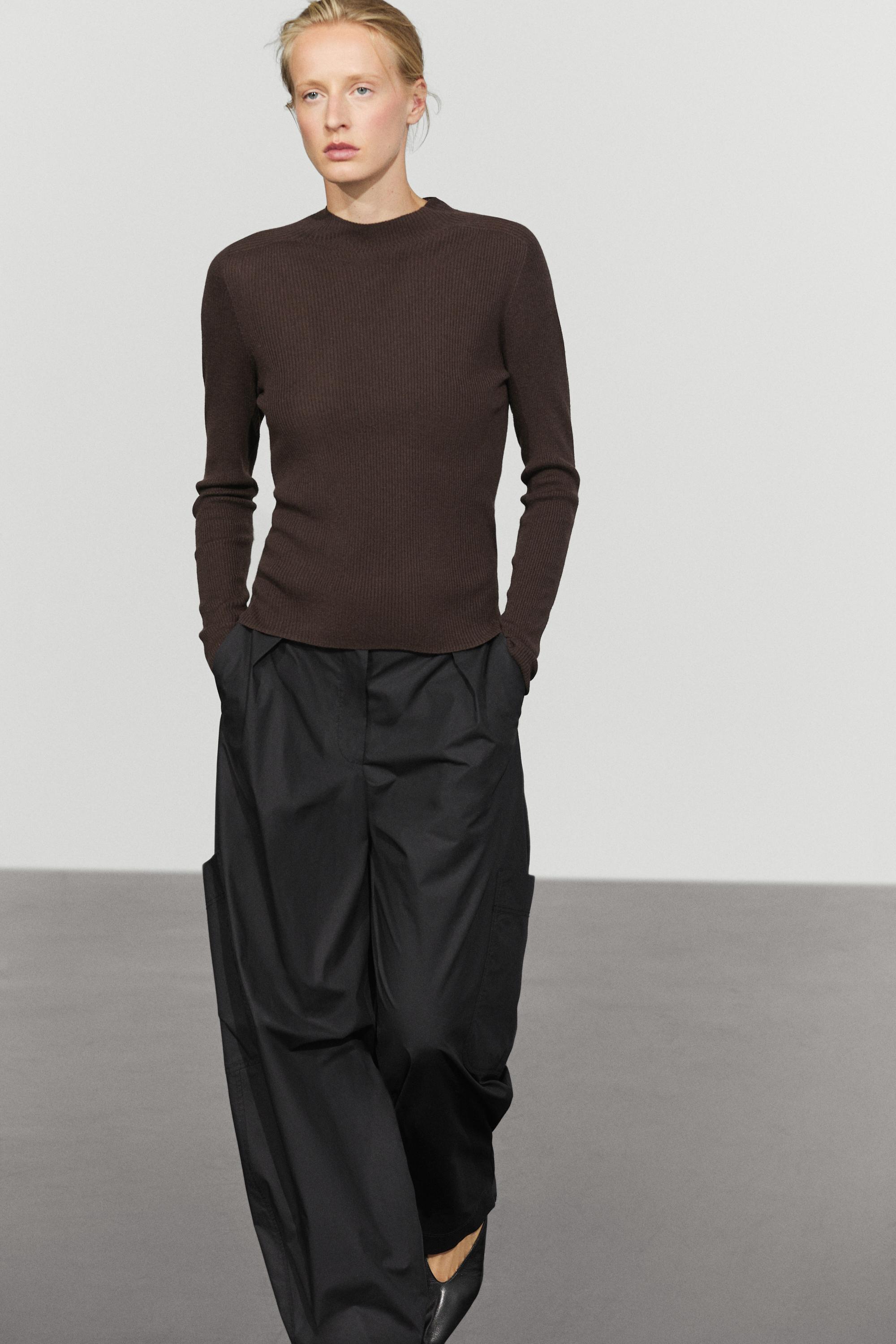 Ribbed knit mock turtleneck sweater — BROWN