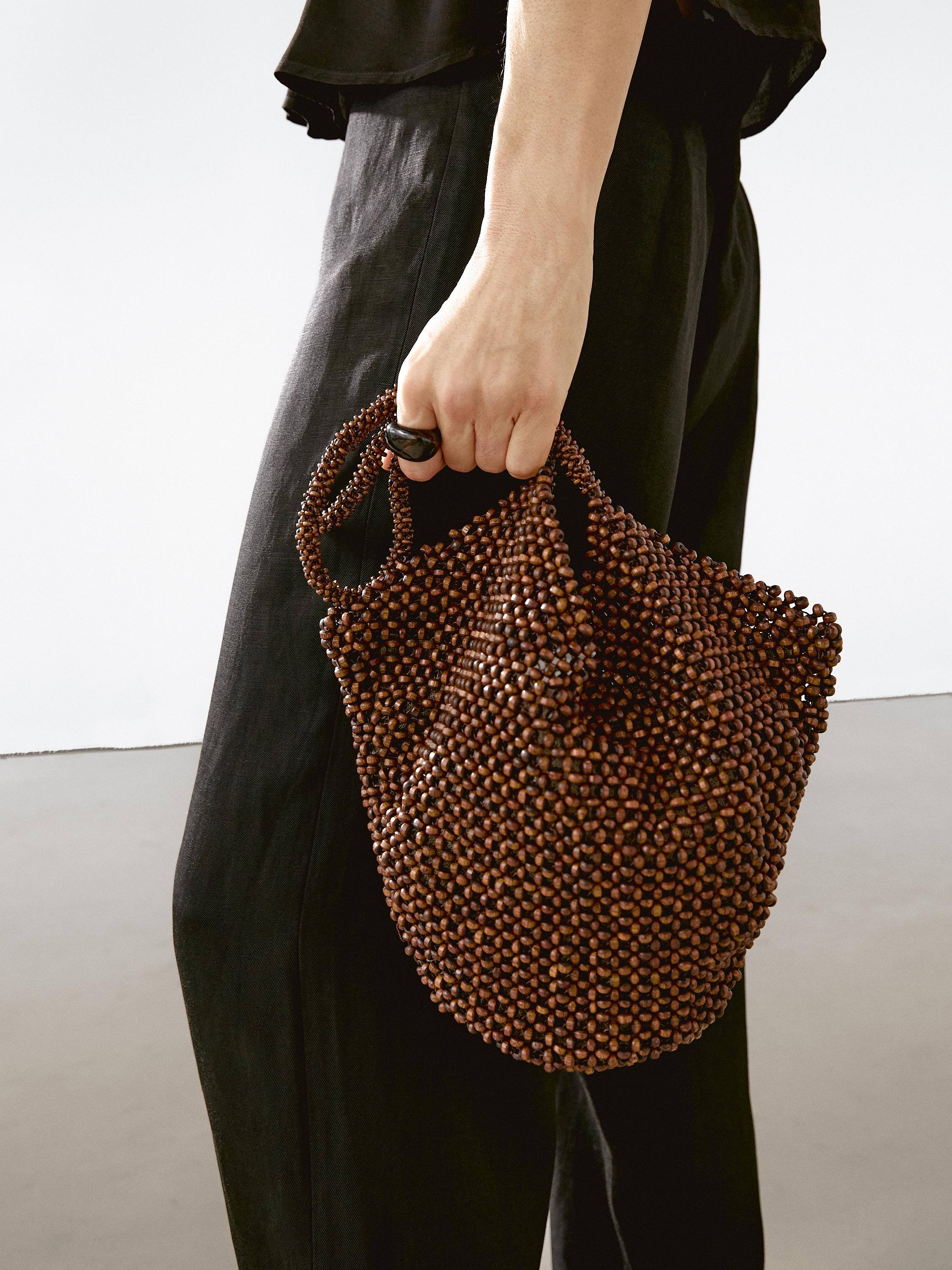 توب فضفاض بياقة هالتر وتفصيل بكشكش