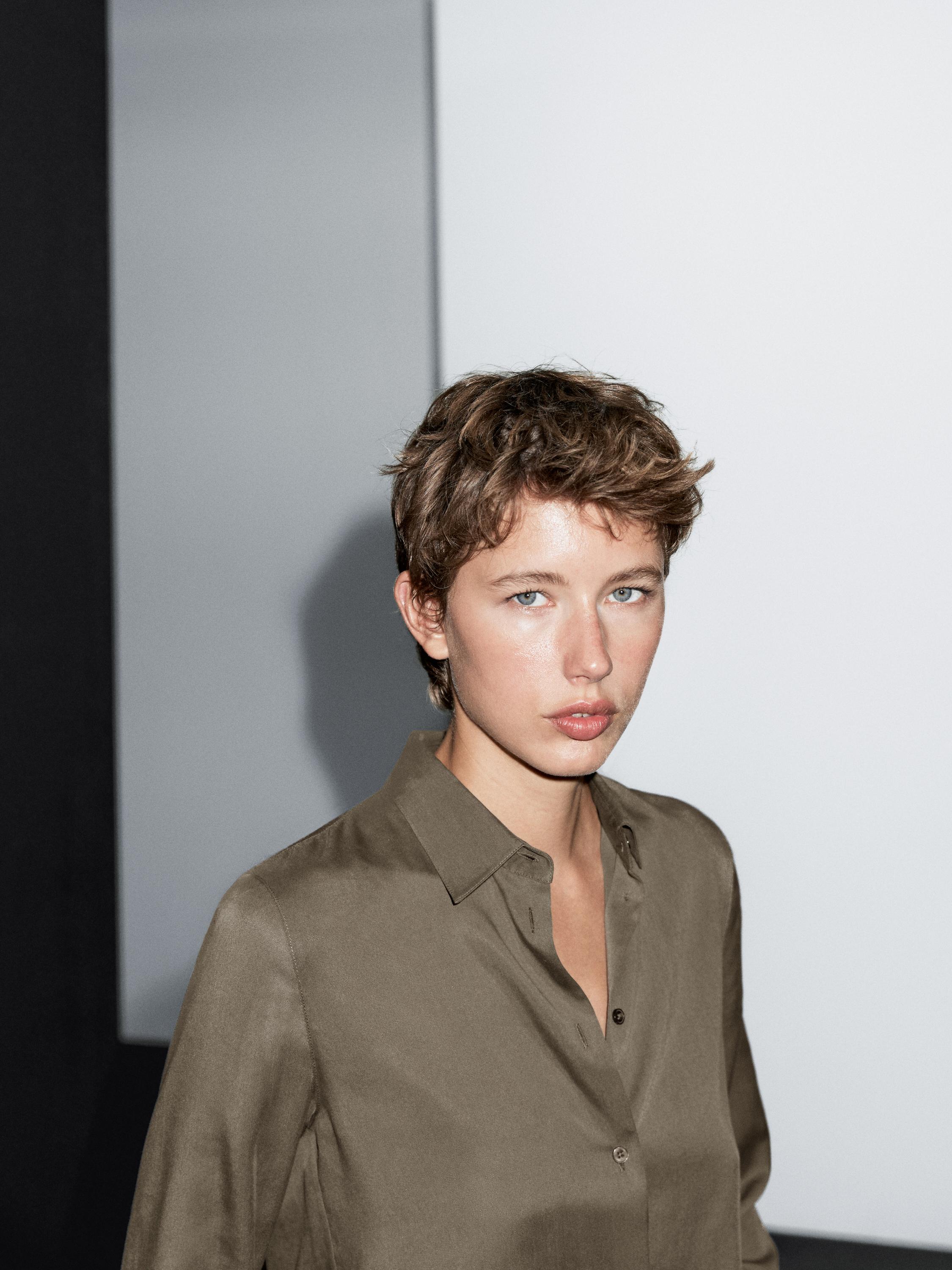 Flowing shirt with shirt collar