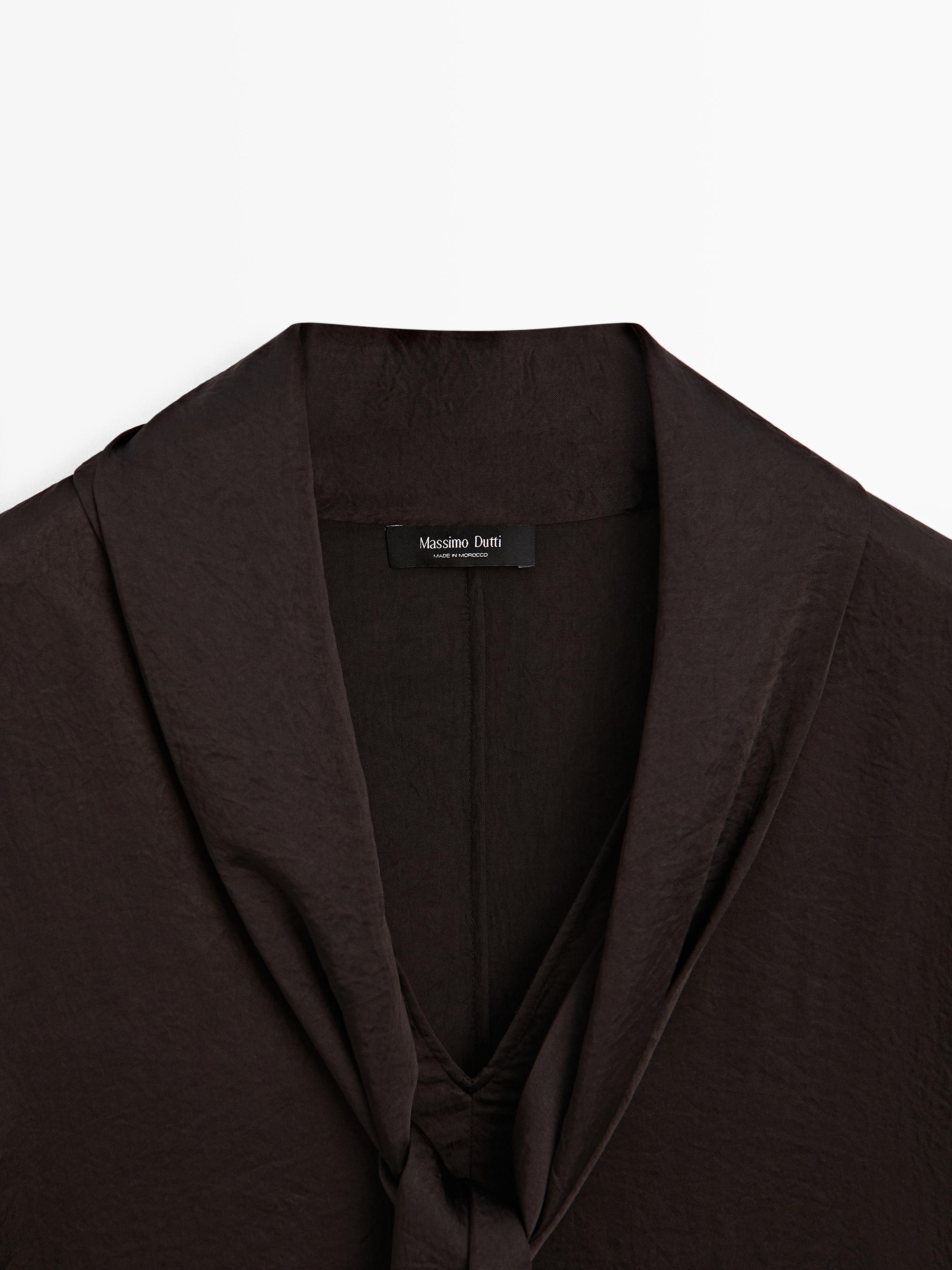 Flowing blouse with tie