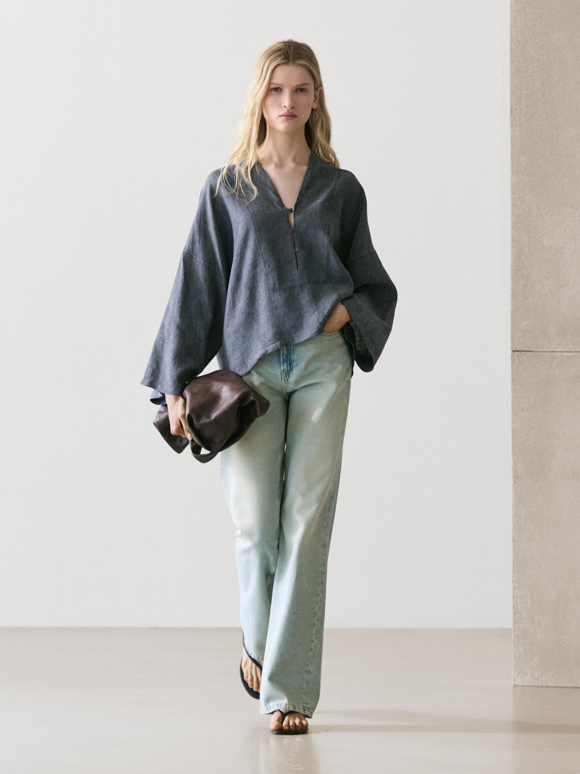 Ensemble de kimono indigo à col en V et manches larges avec pantalon jean clair coupe droite.