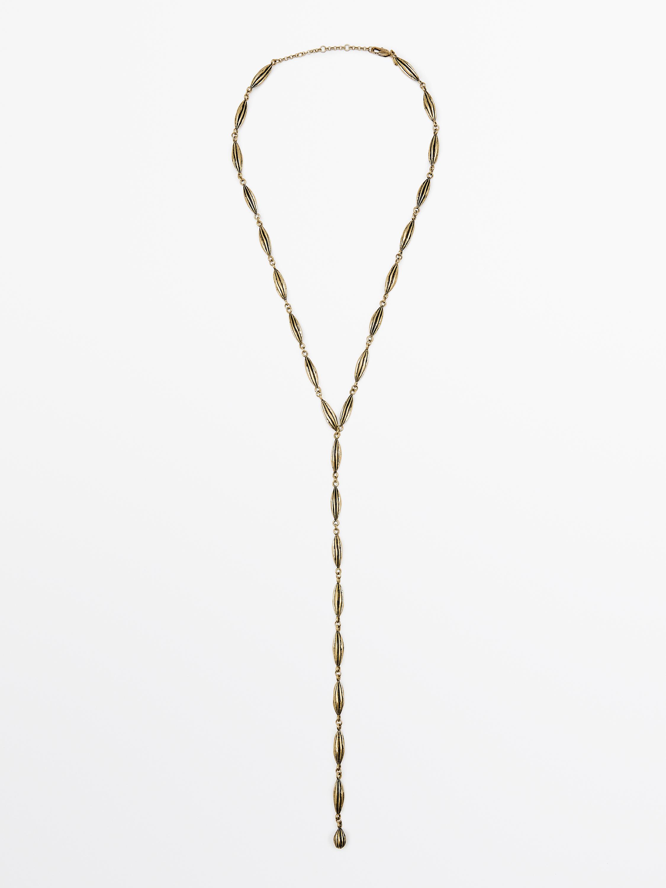 Vista frontal de collaret daurat amb comptes allargades i tancament de mosquetó.