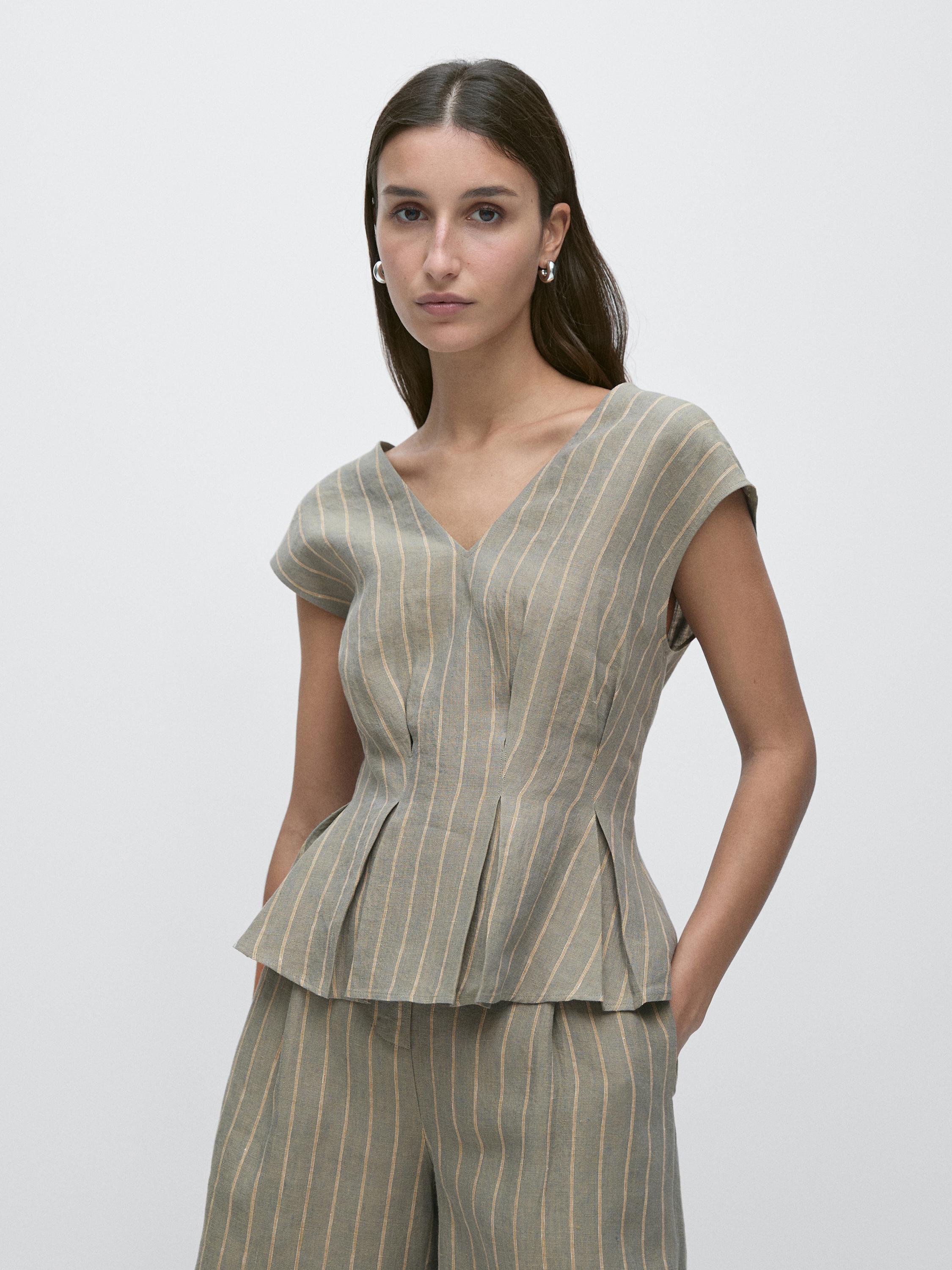Conjunto de top pistache con rayas verticales y escote en V, mangas cortas y pliegues, combinado con pantalones a juego.