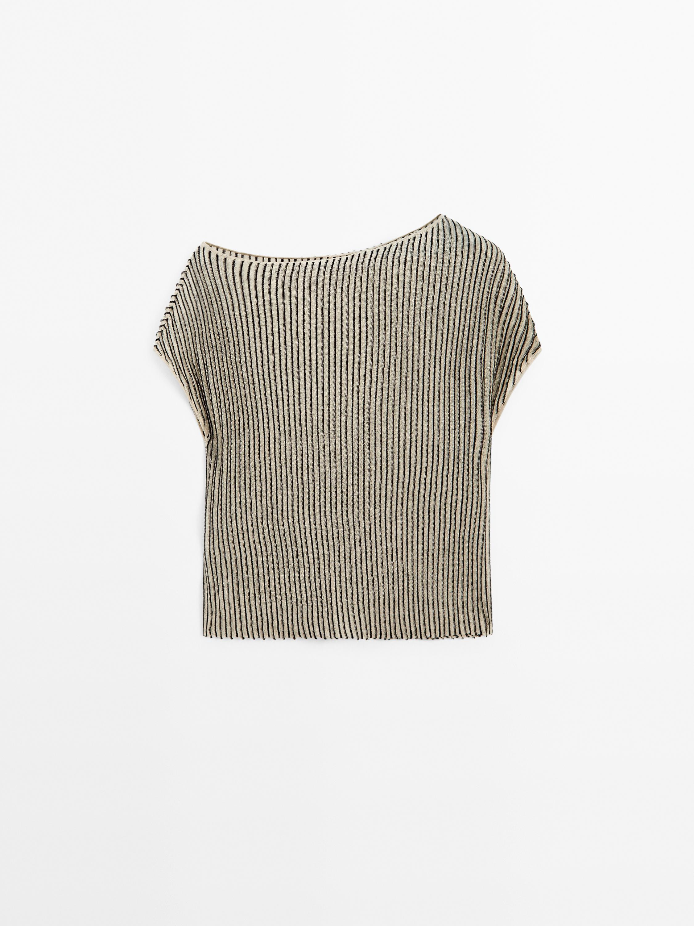 Loose-fitting pleated top with flecked detail