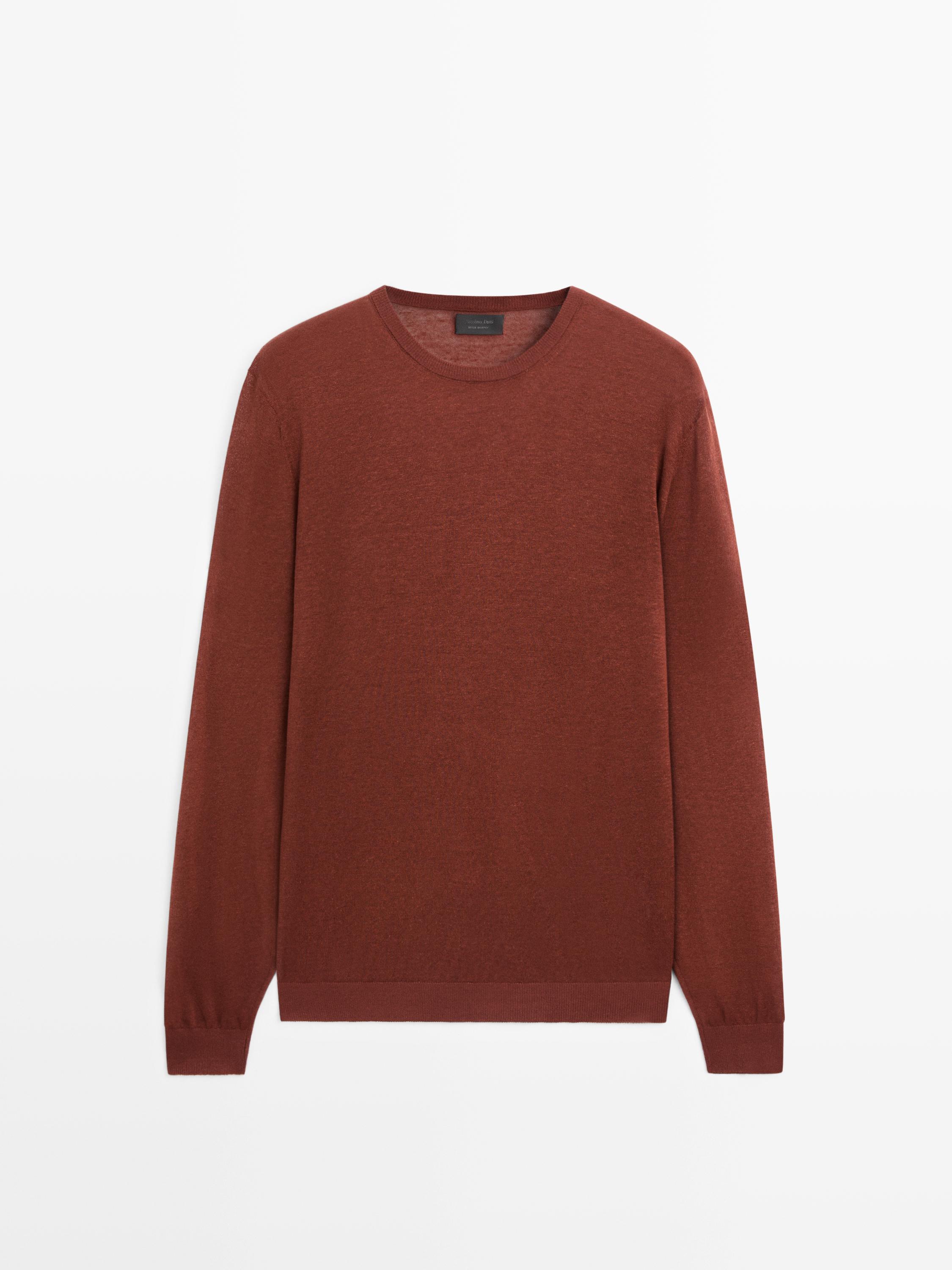 Vista frontal de jersey marrón con cuello redondo y mangas largas.