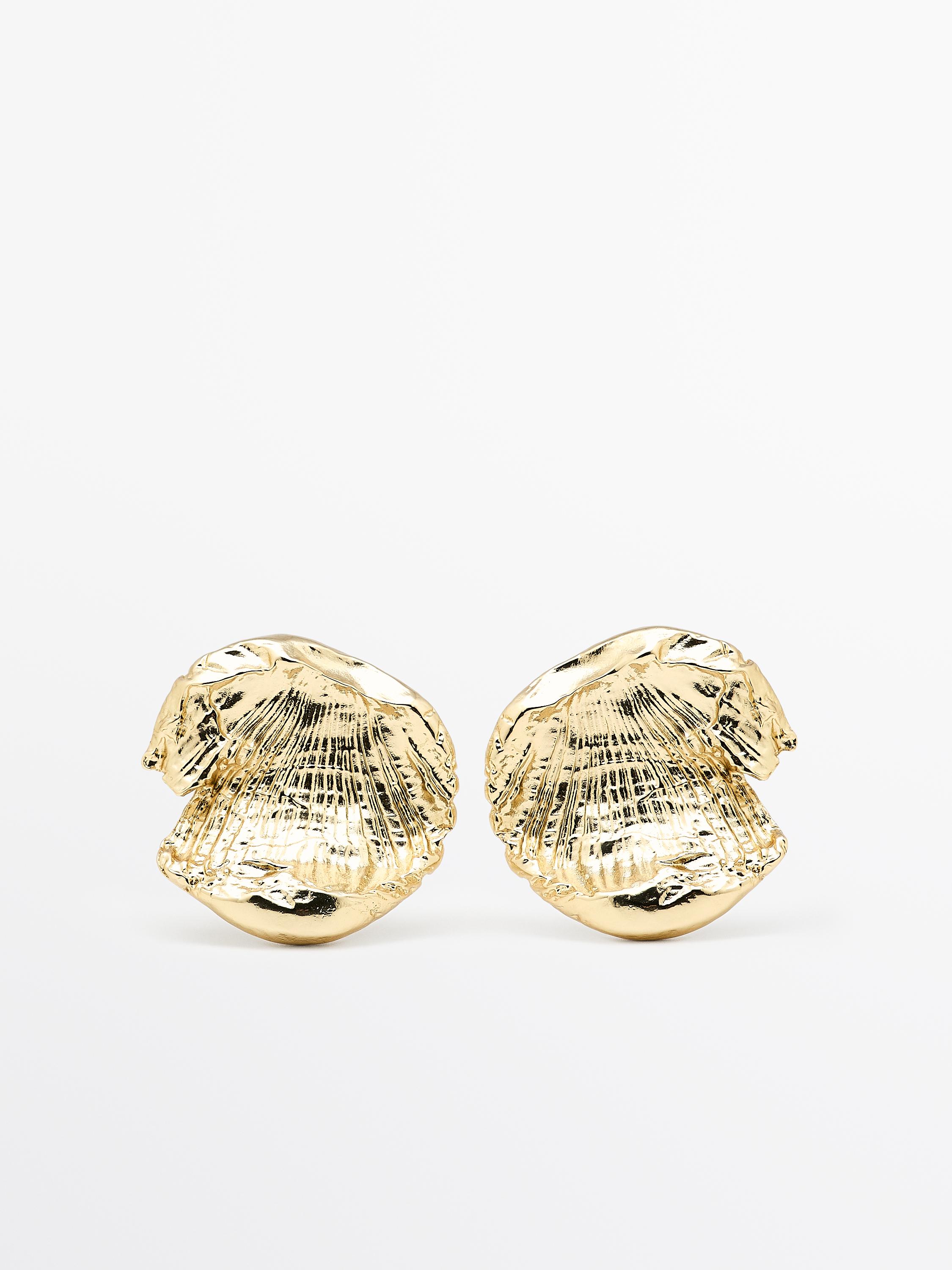 Gouden oorbellen met schelpdesign, gedetailleerde textuur en glanzende afwerking.