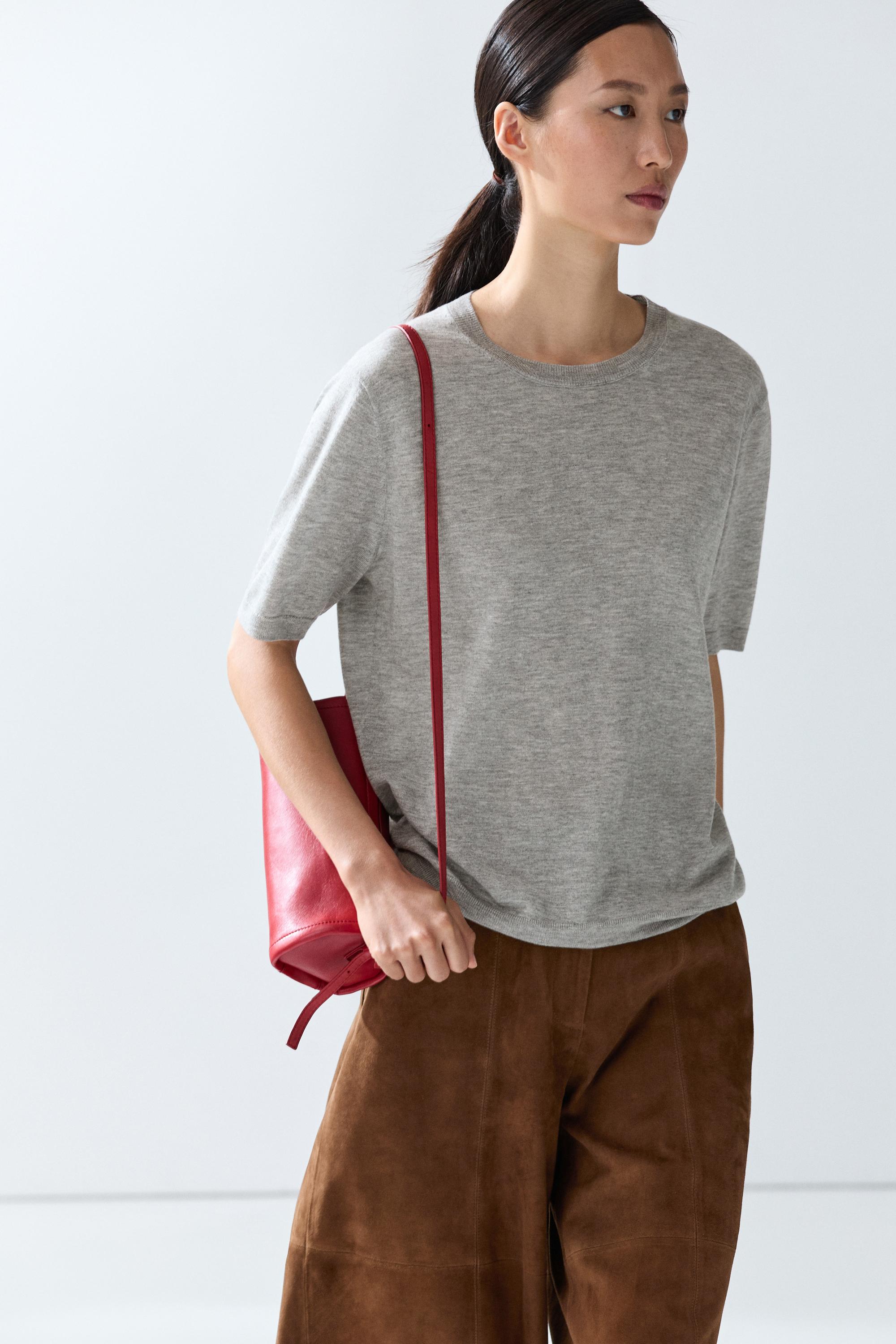 Feiner Strickpullover mit Wolle und kurzen Ärmeln