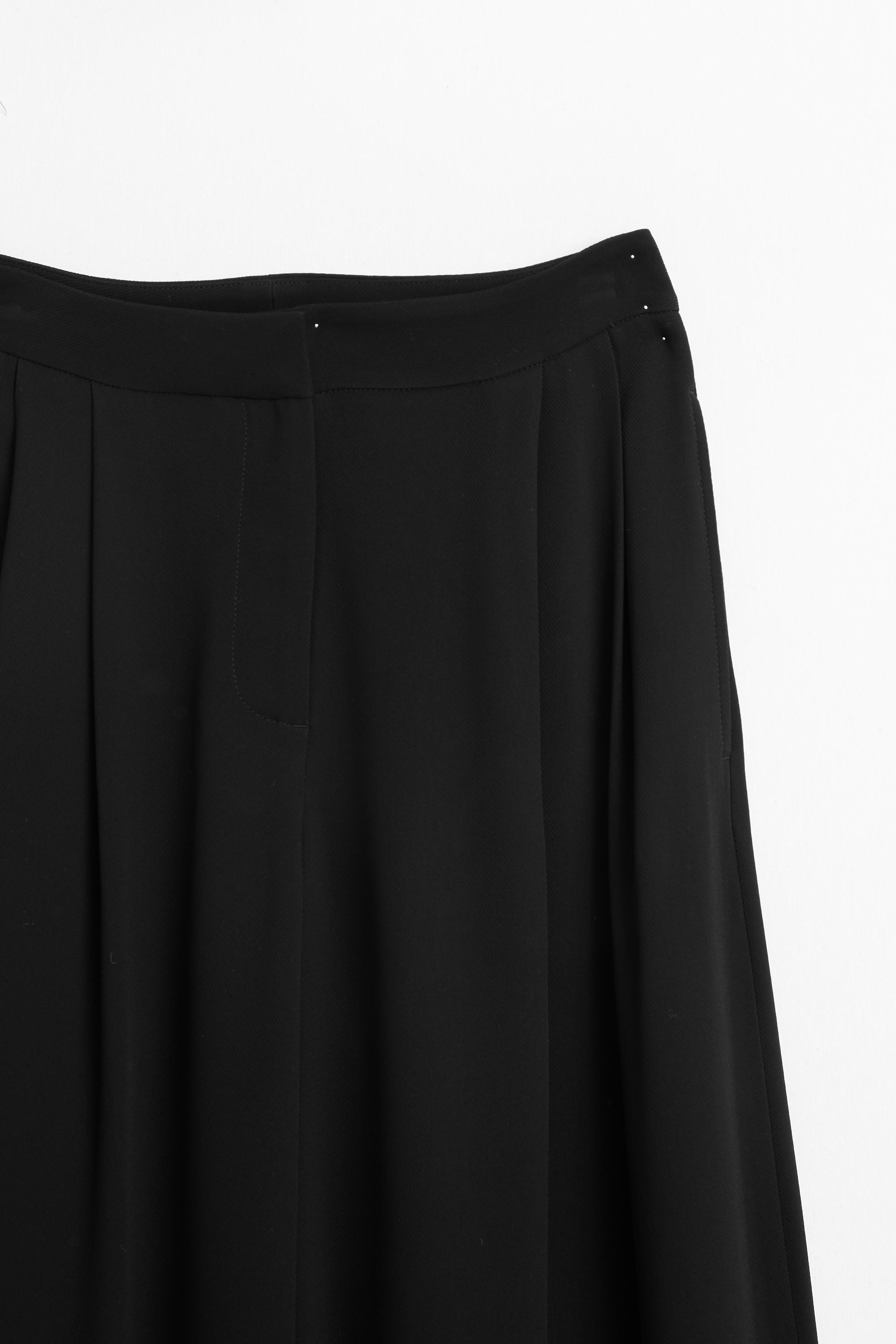 Voluminous wide-leg pleated pants — BLACK
