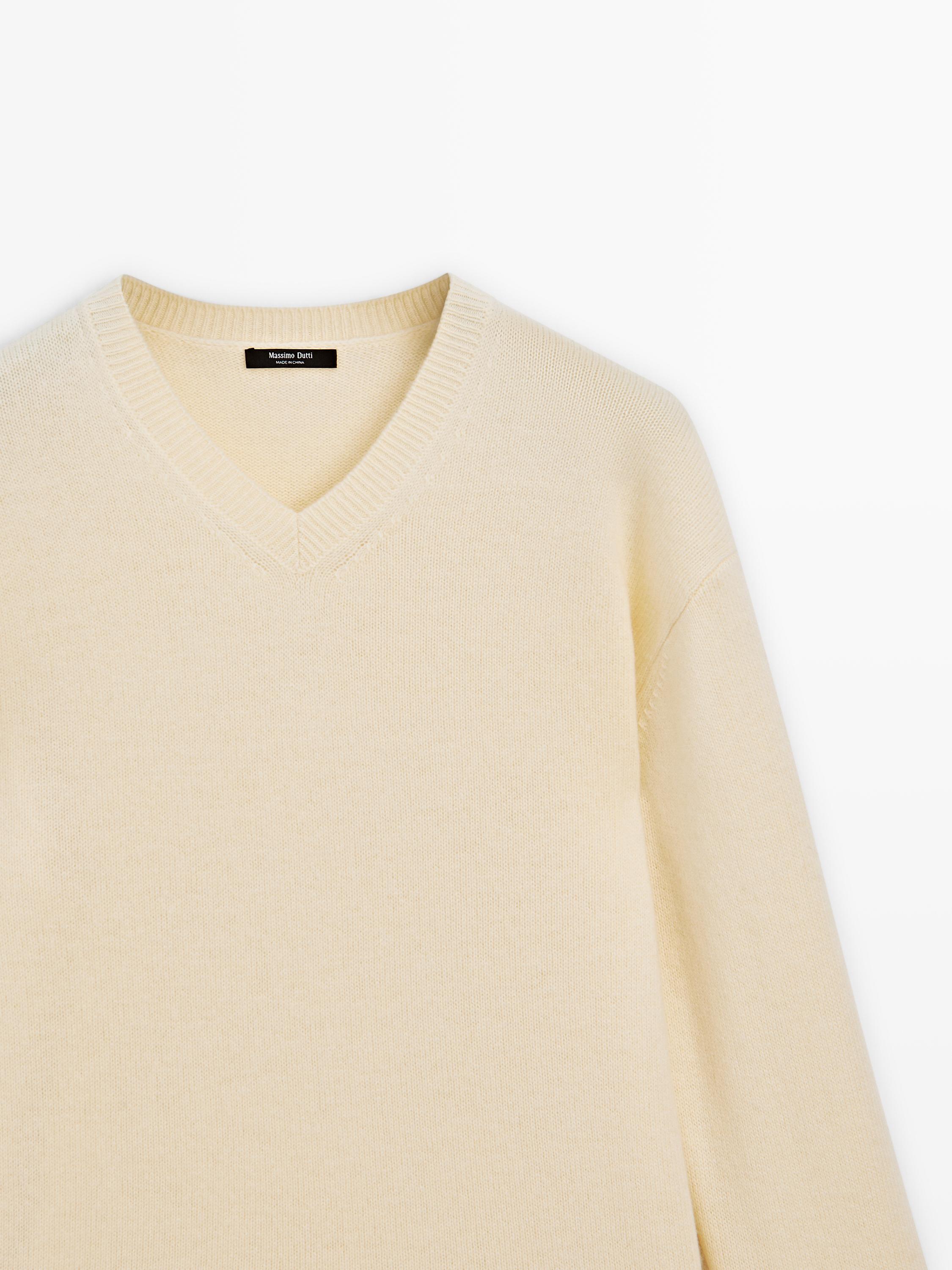 Oversize V-neck knit sweater