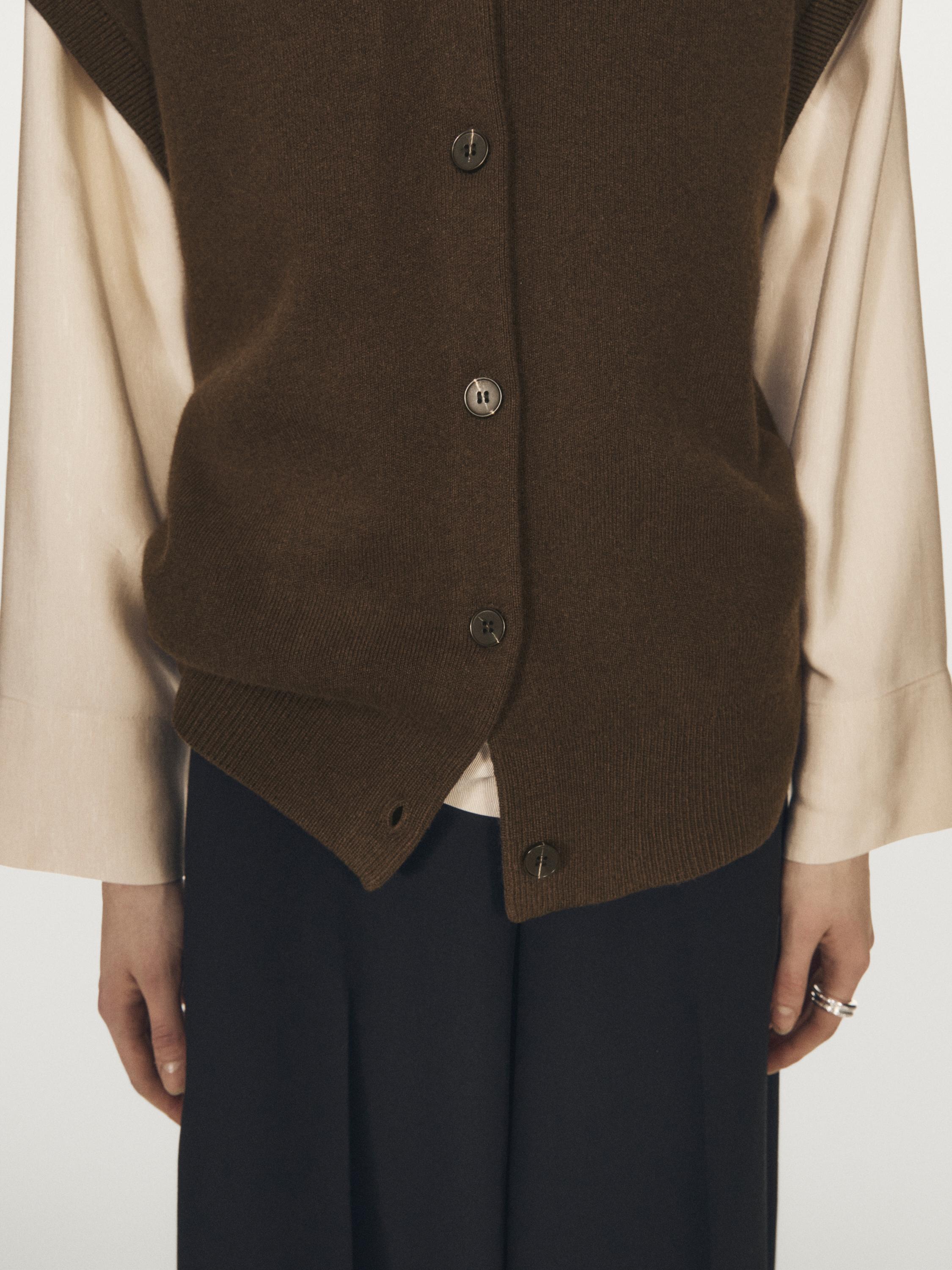 Трикотажный жилет с круглым вырезом