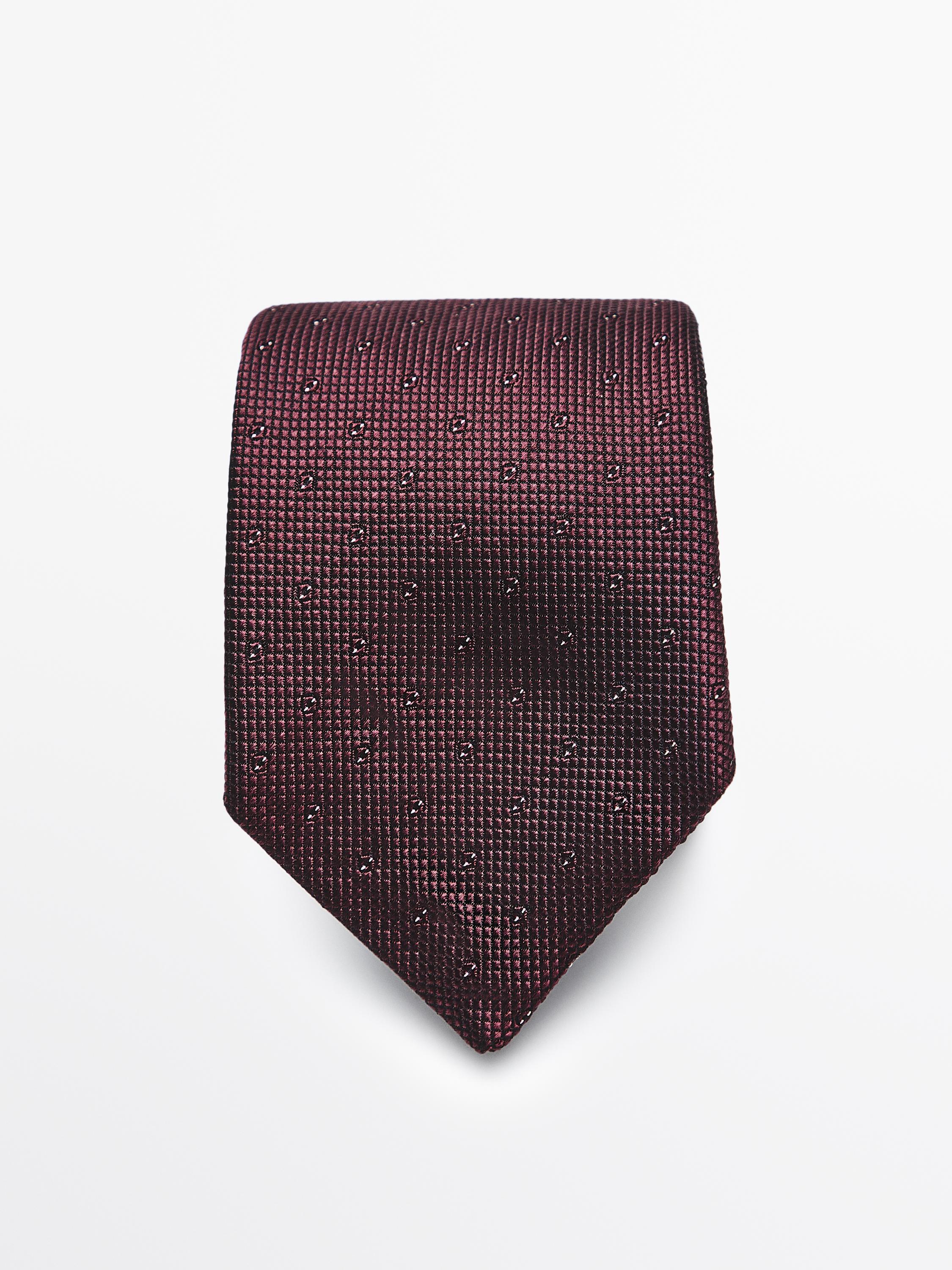 منظر أمامي لربطة عنق كستنائية بنسيج نقاط صغيرة.