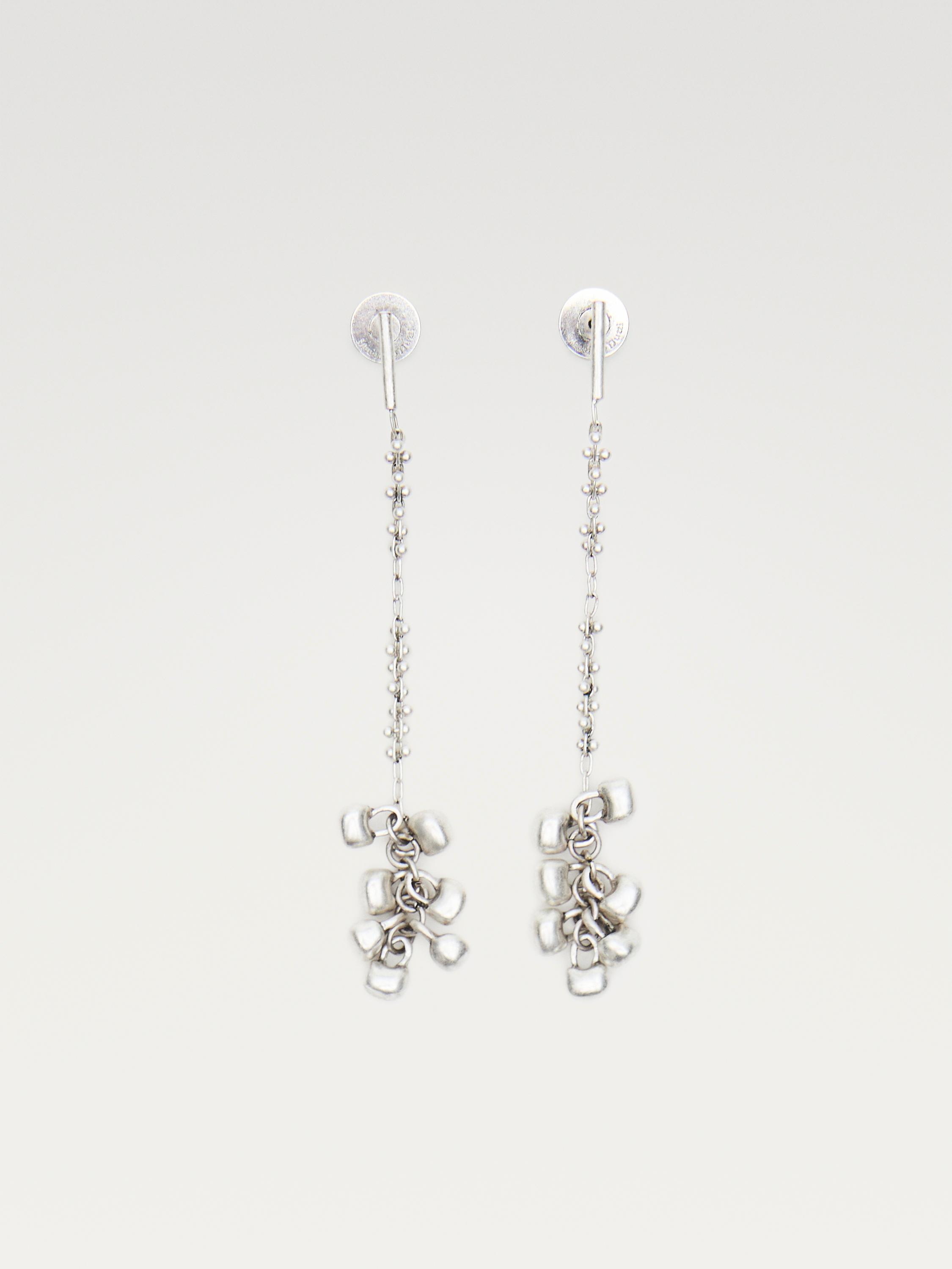 Pendientes largos plateados con cadenas de cuentas y colgantes de piezas cuadradas.
